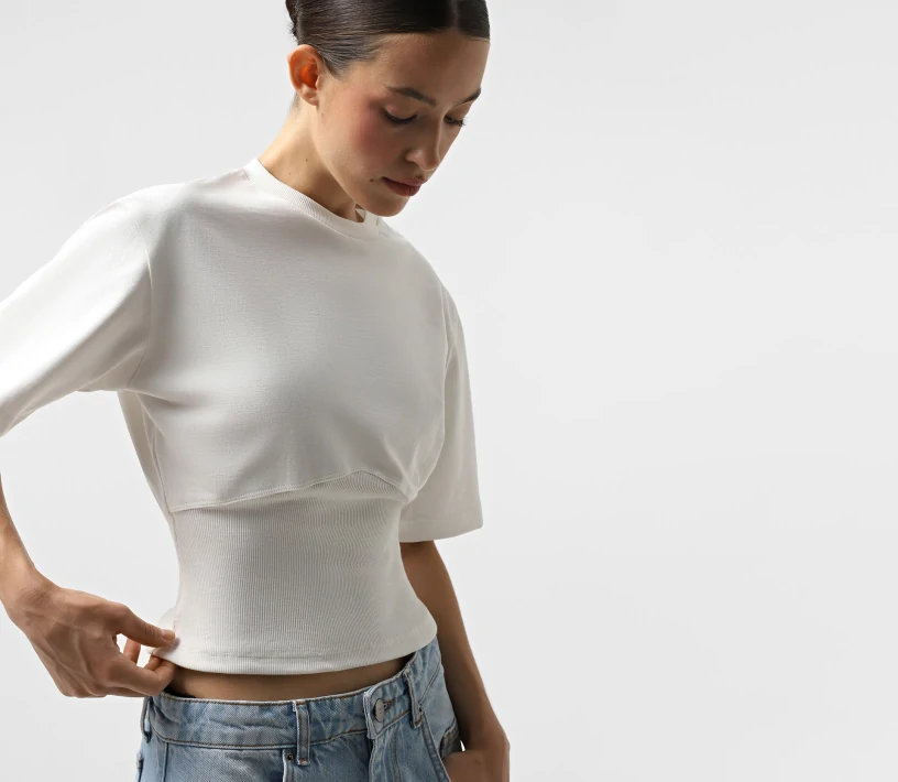 Футболка  з акцентом на талію молочний знижки