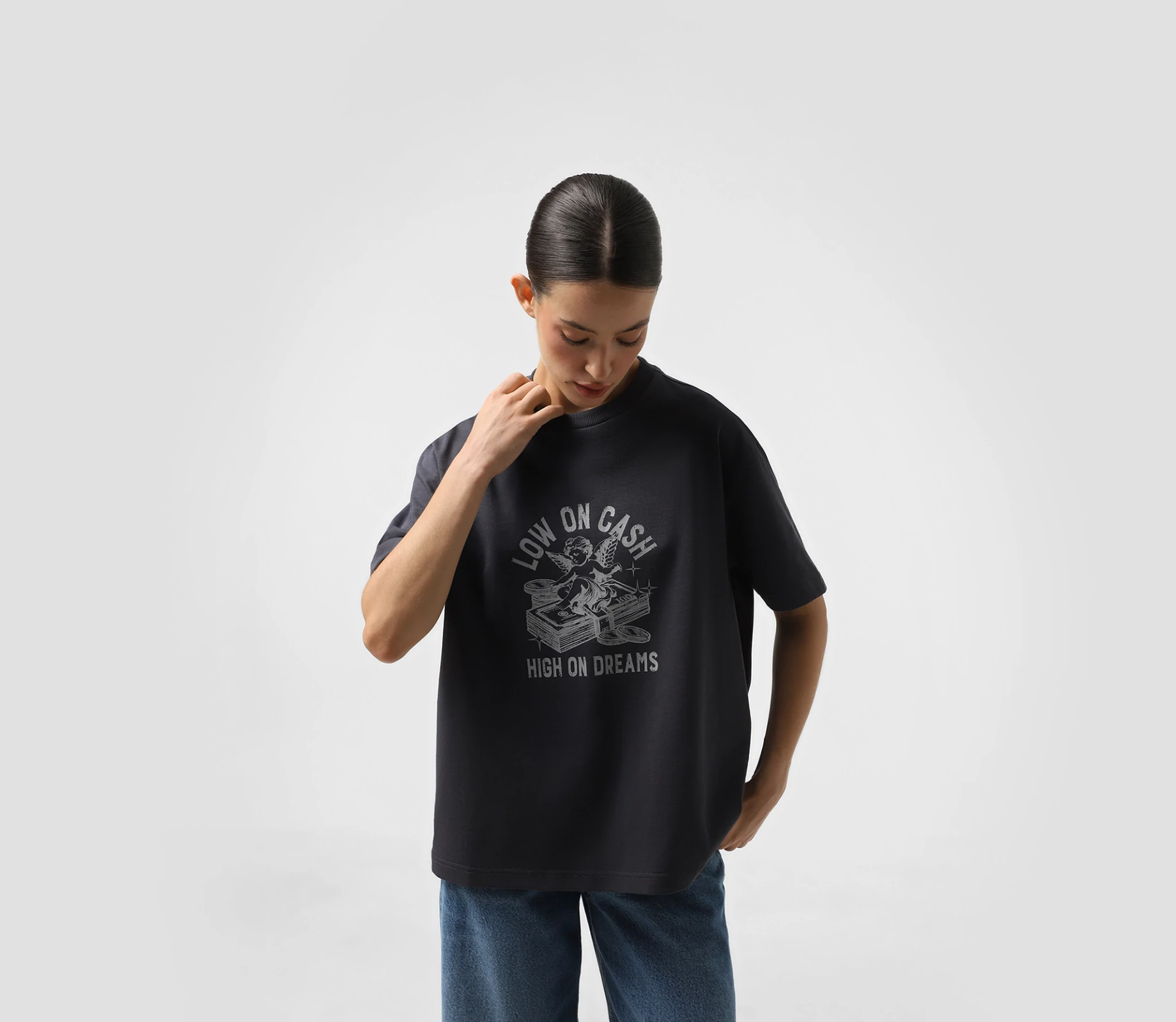 Футболка «Low on cash, high on dreams» сірий акції