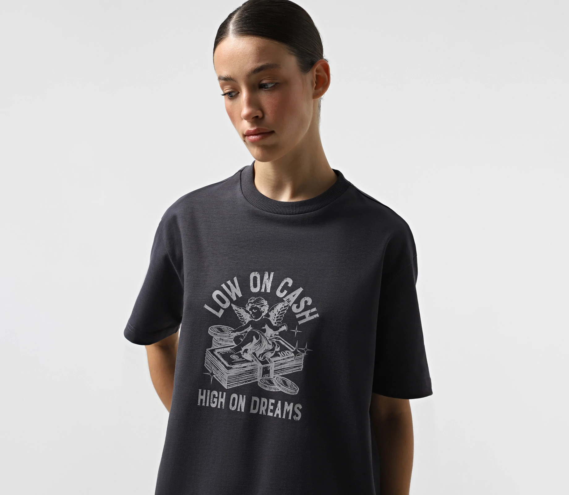 Футболка «Low on cash, high on dreams» сірий cher17