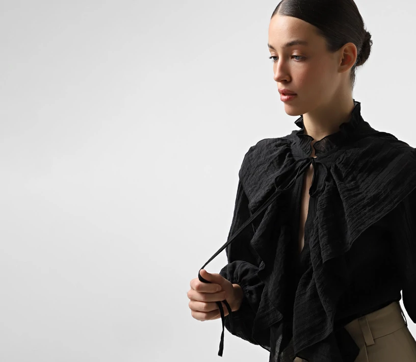 Блуза напівпрозора із завʼязкою на горловині чорний - фото №3 Блуза напівпрозора із завʼязкою на горловині чорний фото