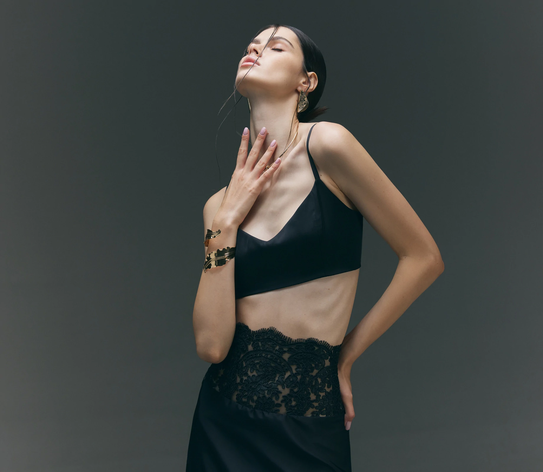 Топ-кроп Satin чорний - фото №2 Топ-кроп Satin чорний знижки