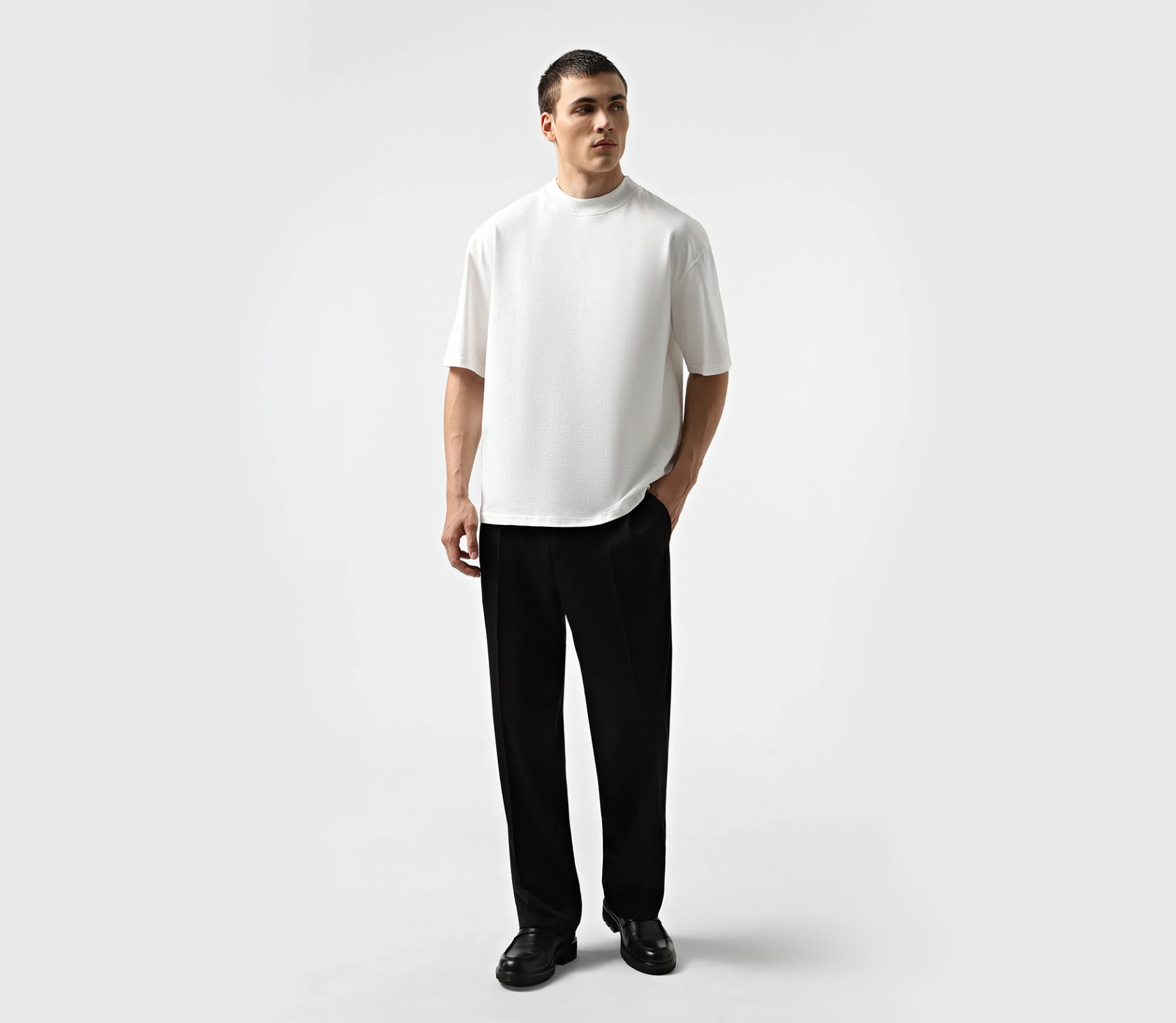 Футболка зі стійкою з лого на спинці молочний знижки