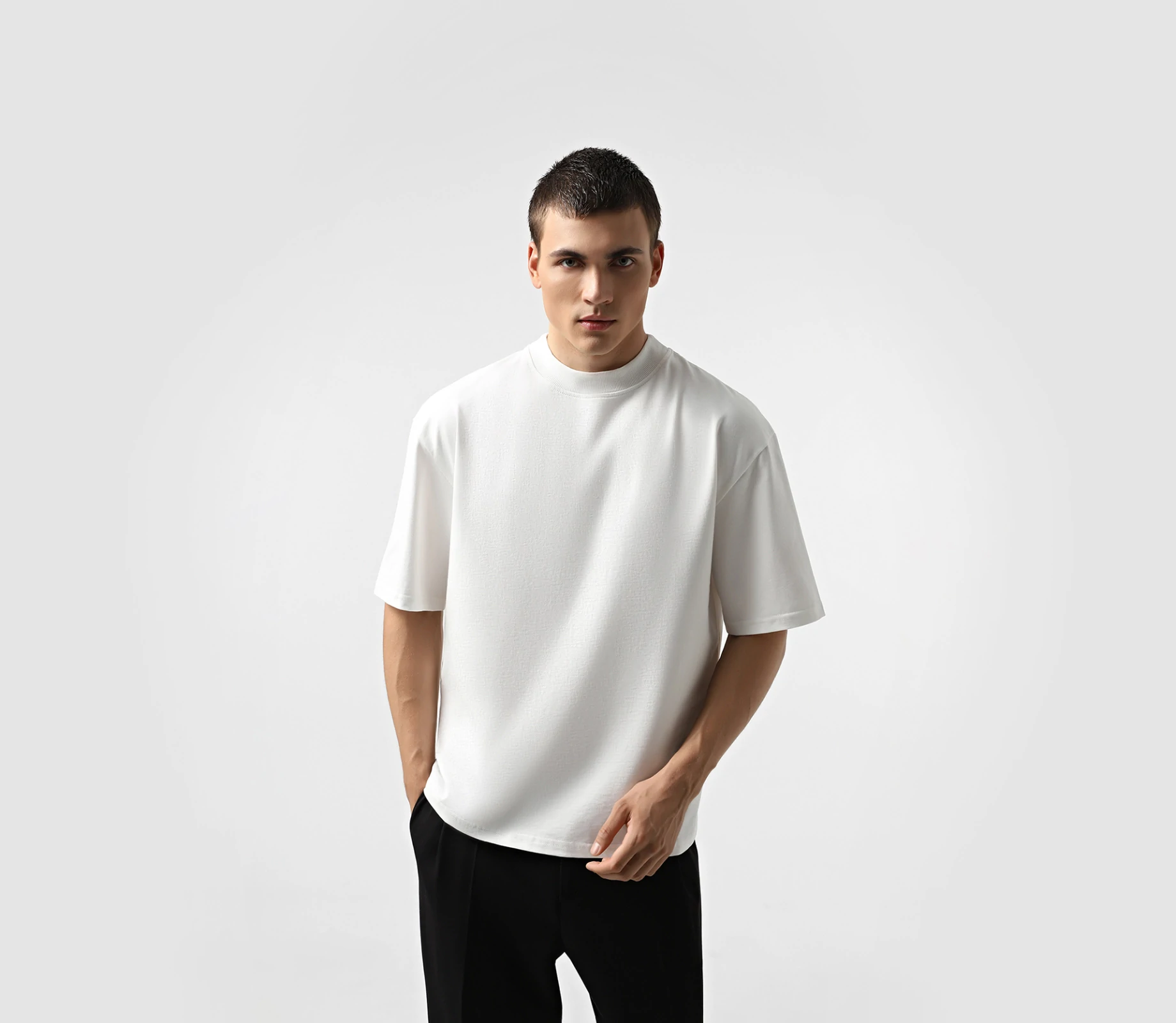 Футболка зі стійкою з лого на спинці молочний акції