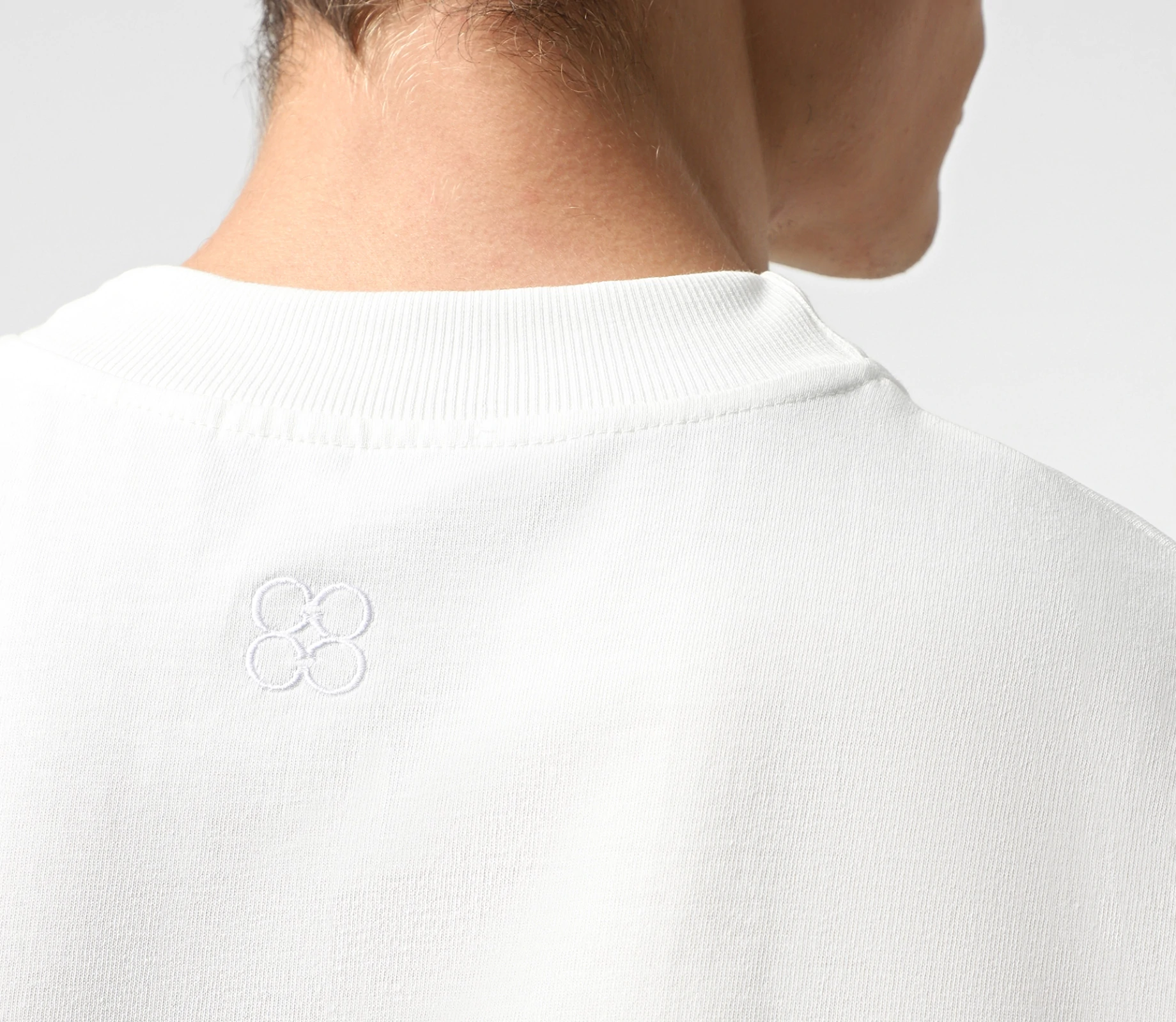 Футболка зі стійкою з лого на спинці молочний в інтернет-магазині