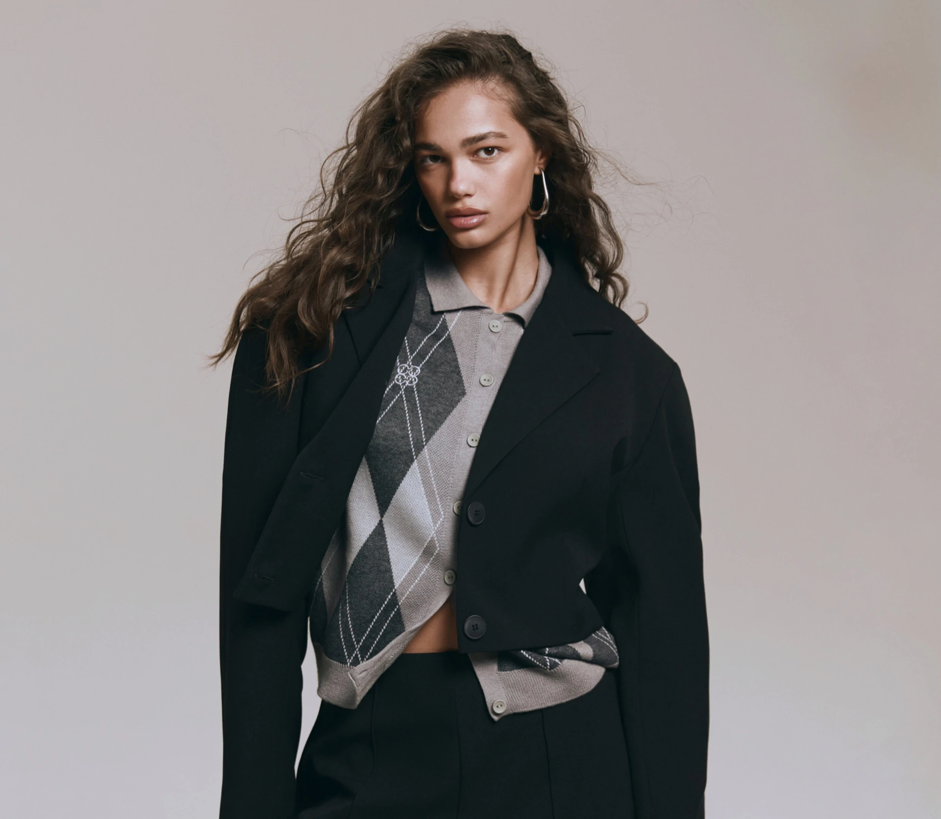 Жакет вкорочений з акцентними рукавами чорний - фото №3 Жакет вкорочений з акцентними рукавами чорний фото