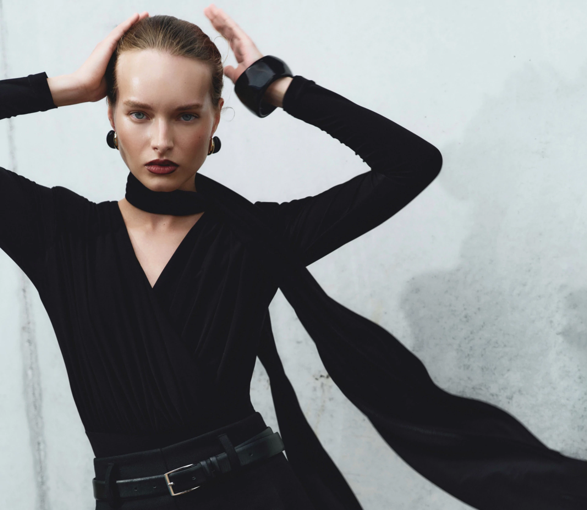 Боді зі шлейфом чорний - фото №1 Боді зі шлейфом чорний акції