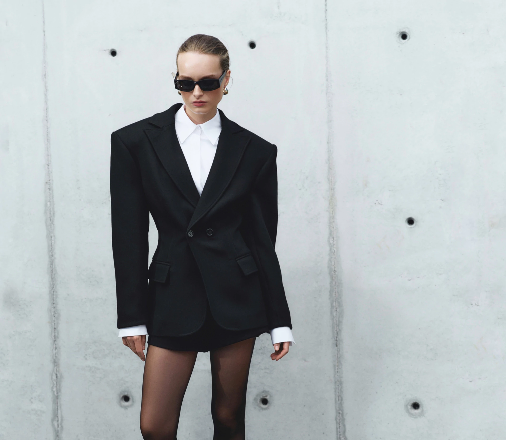 Жакет приталений із фіксатором позаду чорний - фото №3 Жакет приталений із фіксатором позаду чорний акції