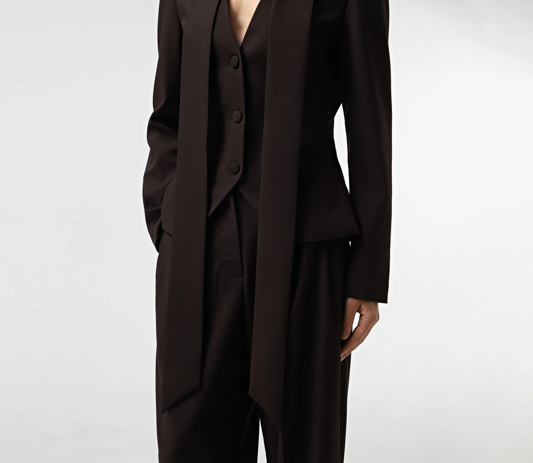 Жакет із завʼязкою на шиї коричневий cher17