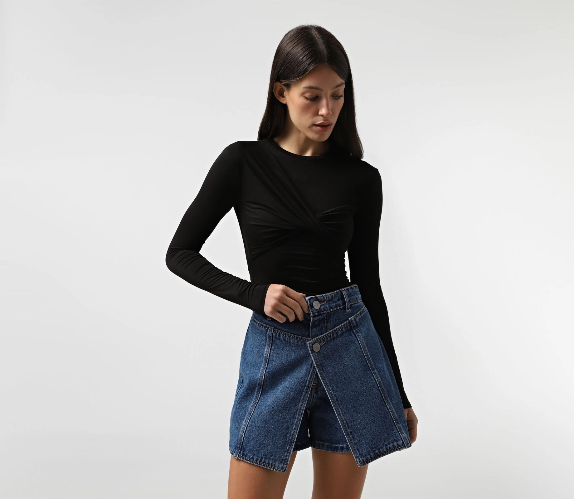 Лонгслів з перекрутом по ліфу чорний недорого