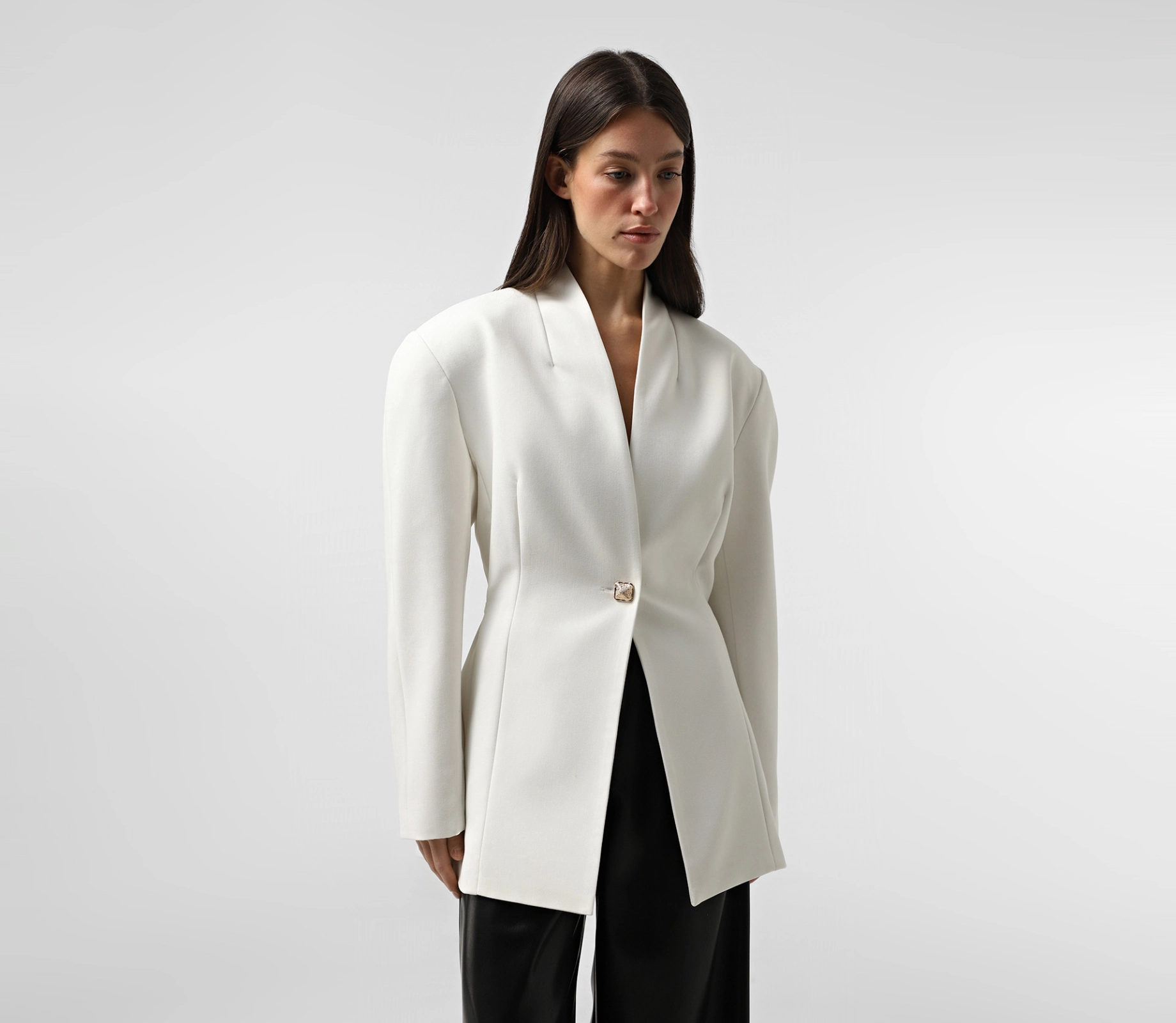 Жакет з золотистим ґудзиком молочний знижки