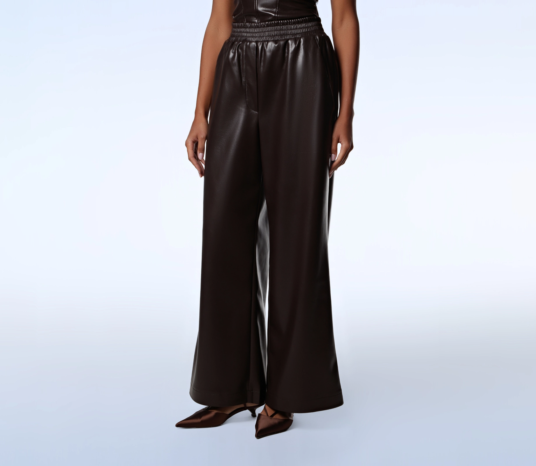 Штани шкіряні на резинці коричневий - фото №2 Штани шкіряні на резинці коричневий купити