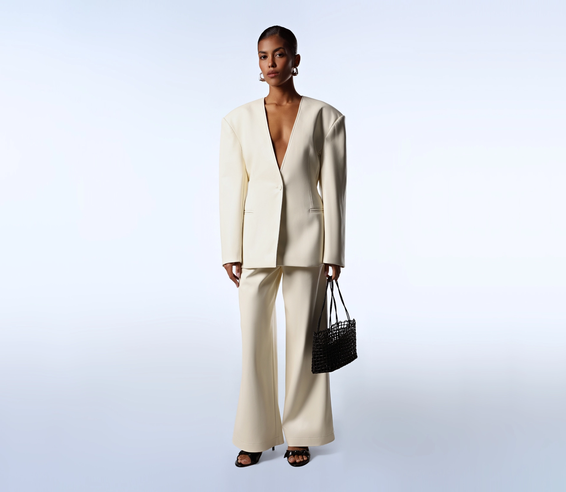 Жакет приталений з екошкіри молочний акції