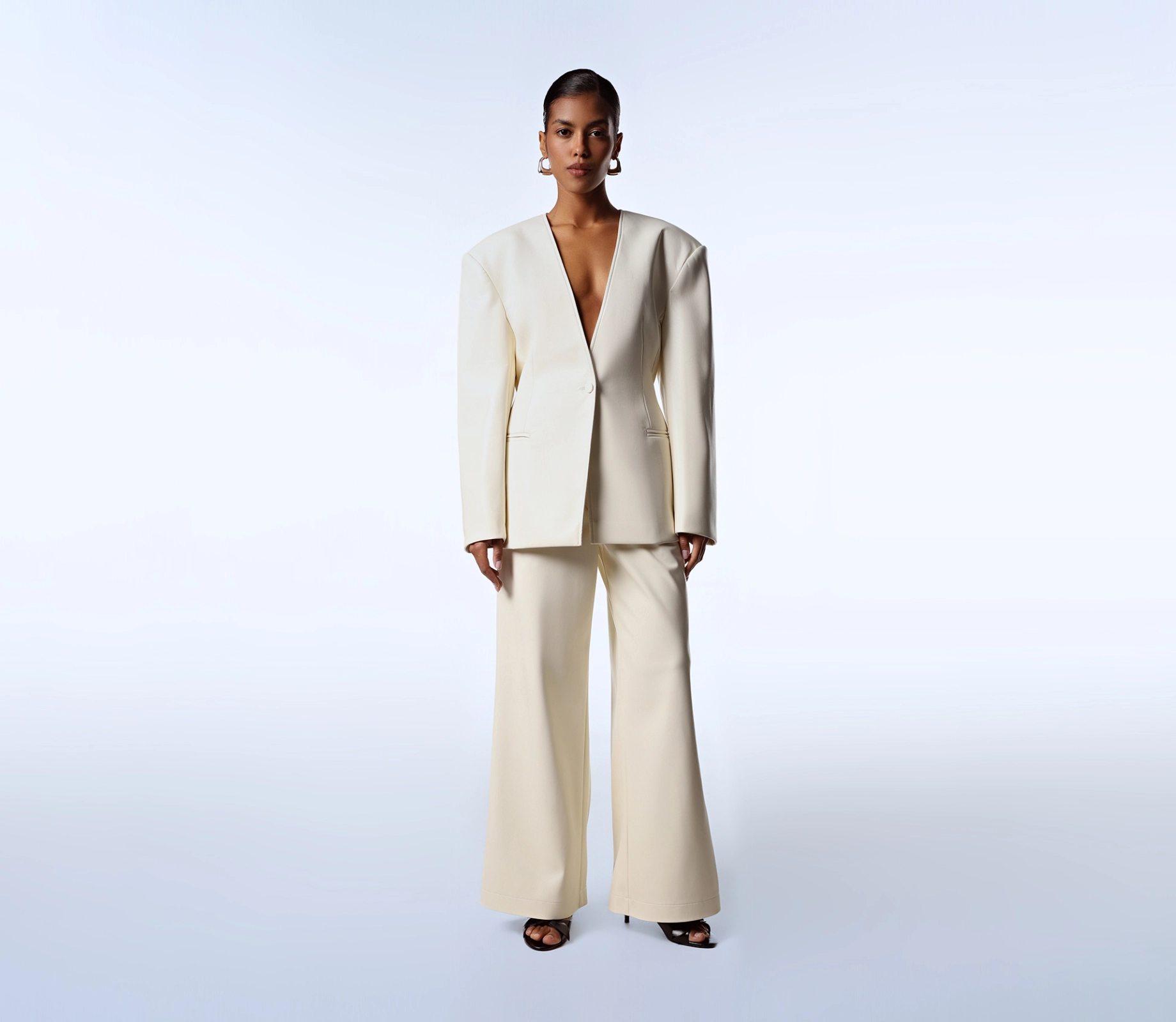 Жакет приталений з екошкіри молочний акції