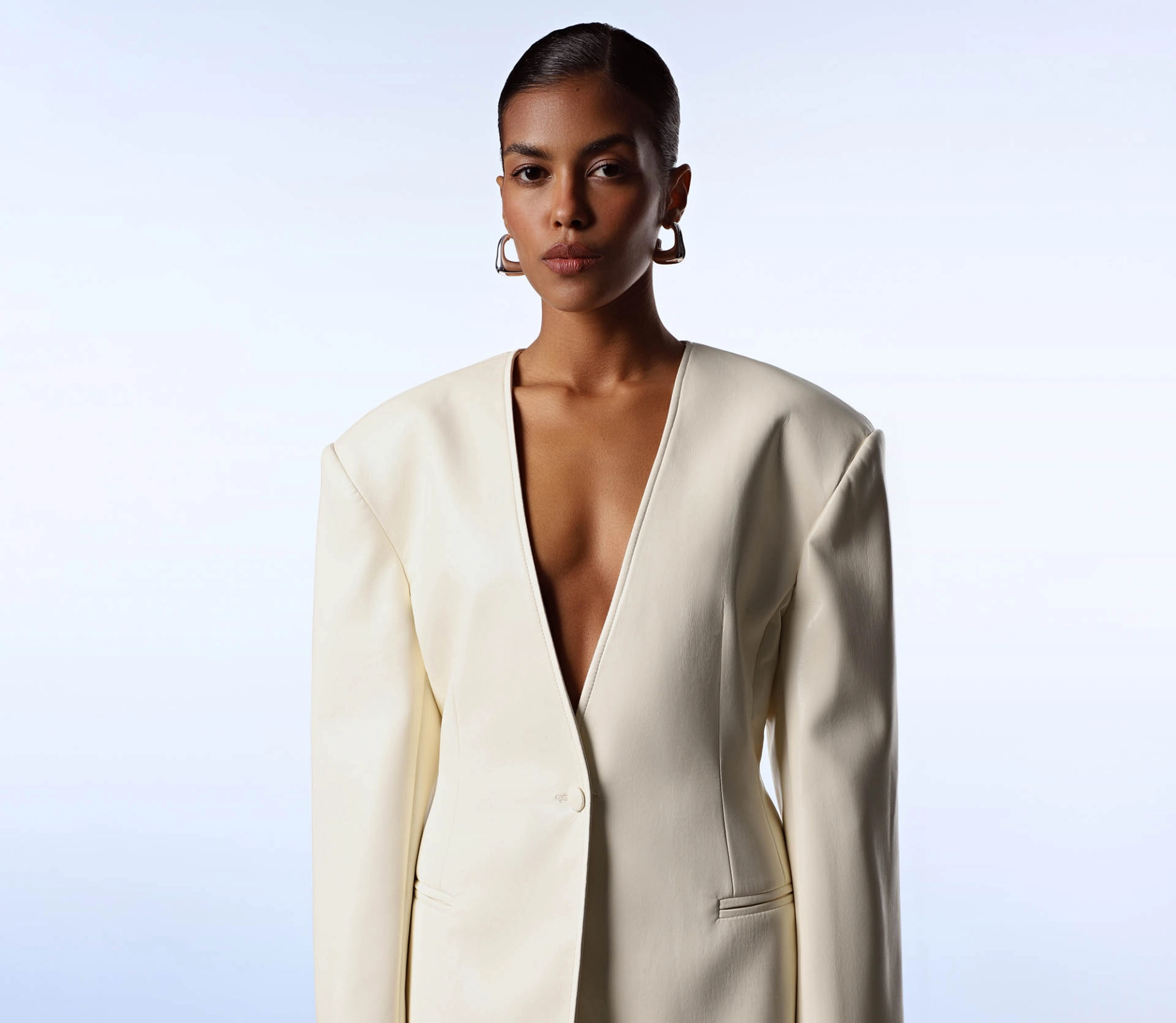 Жакет приталений з екошкіри молочний ціна