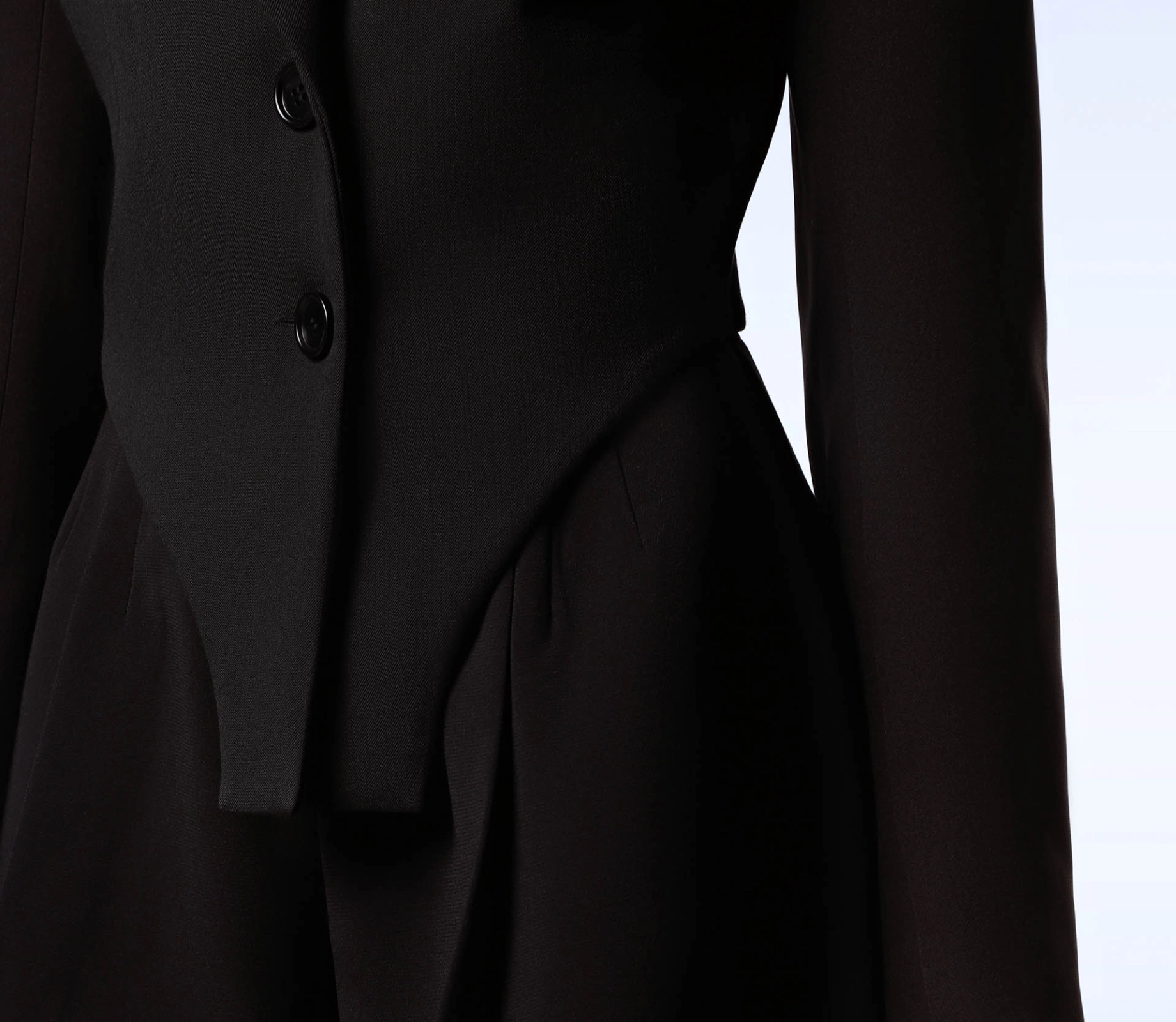 Жакет вкорочений з акцентними плечима чорний в інтернет-магазині