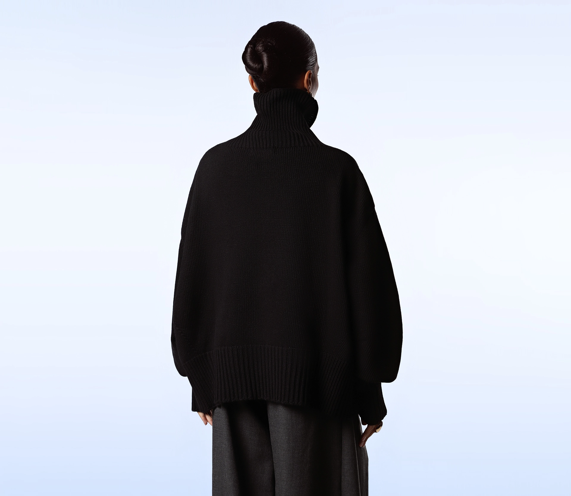 Джемпер вʼязаний з розрізами по низу чорний в Україні