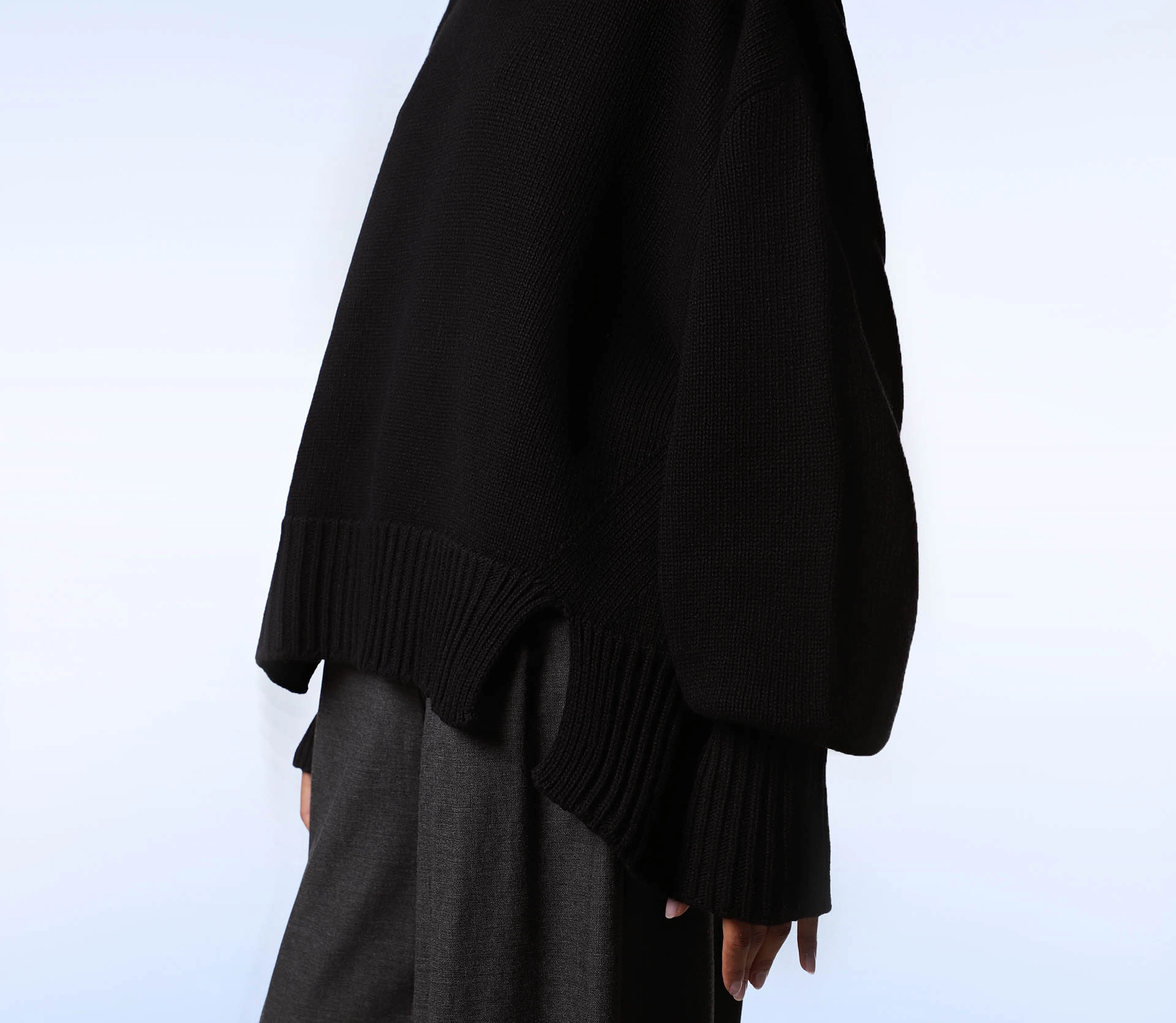 Джемпер вʼязаний з розрізами по низу чорний cher17