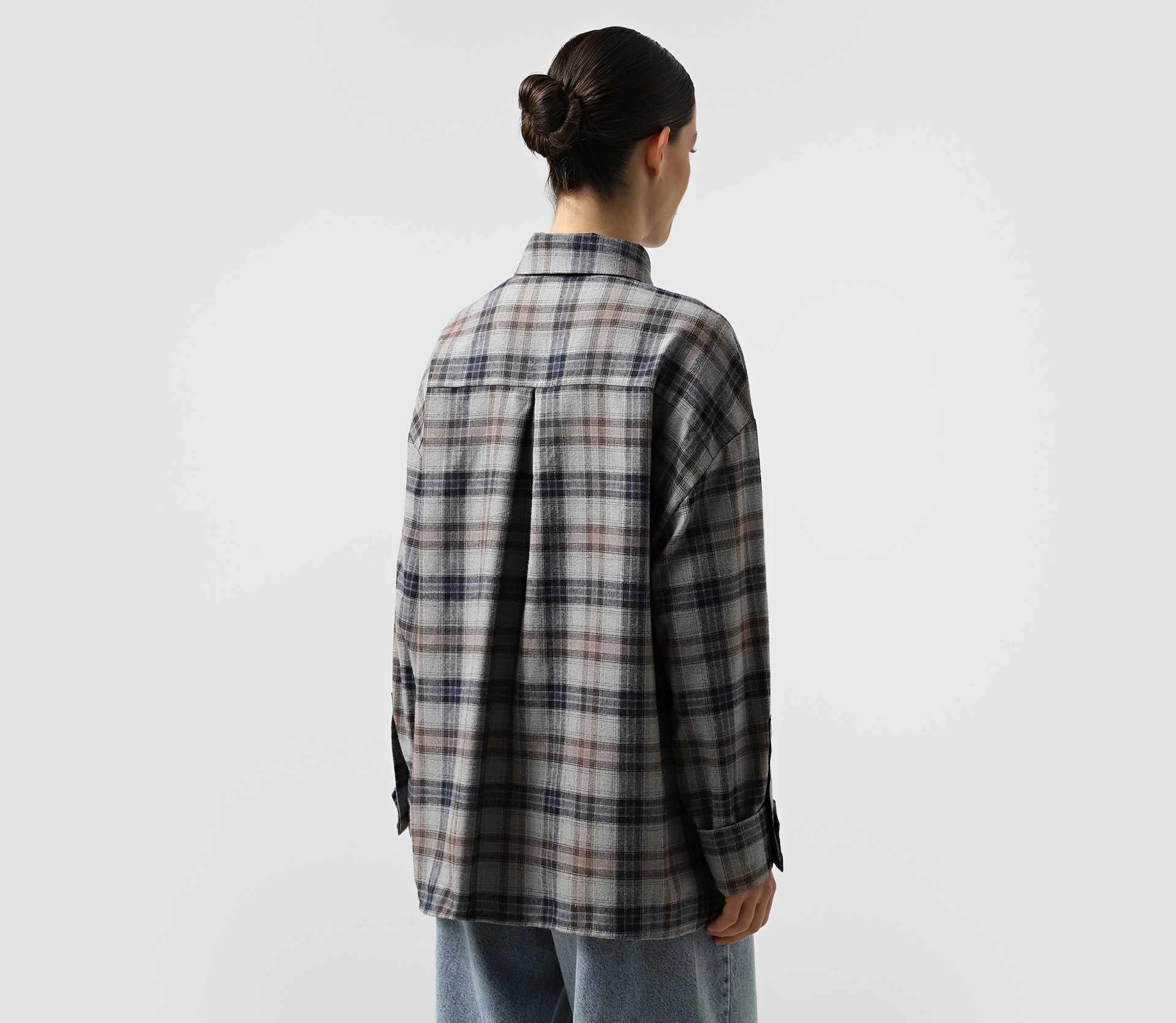 Сорочка в клітинку з асиметричною застібкою сірий купити