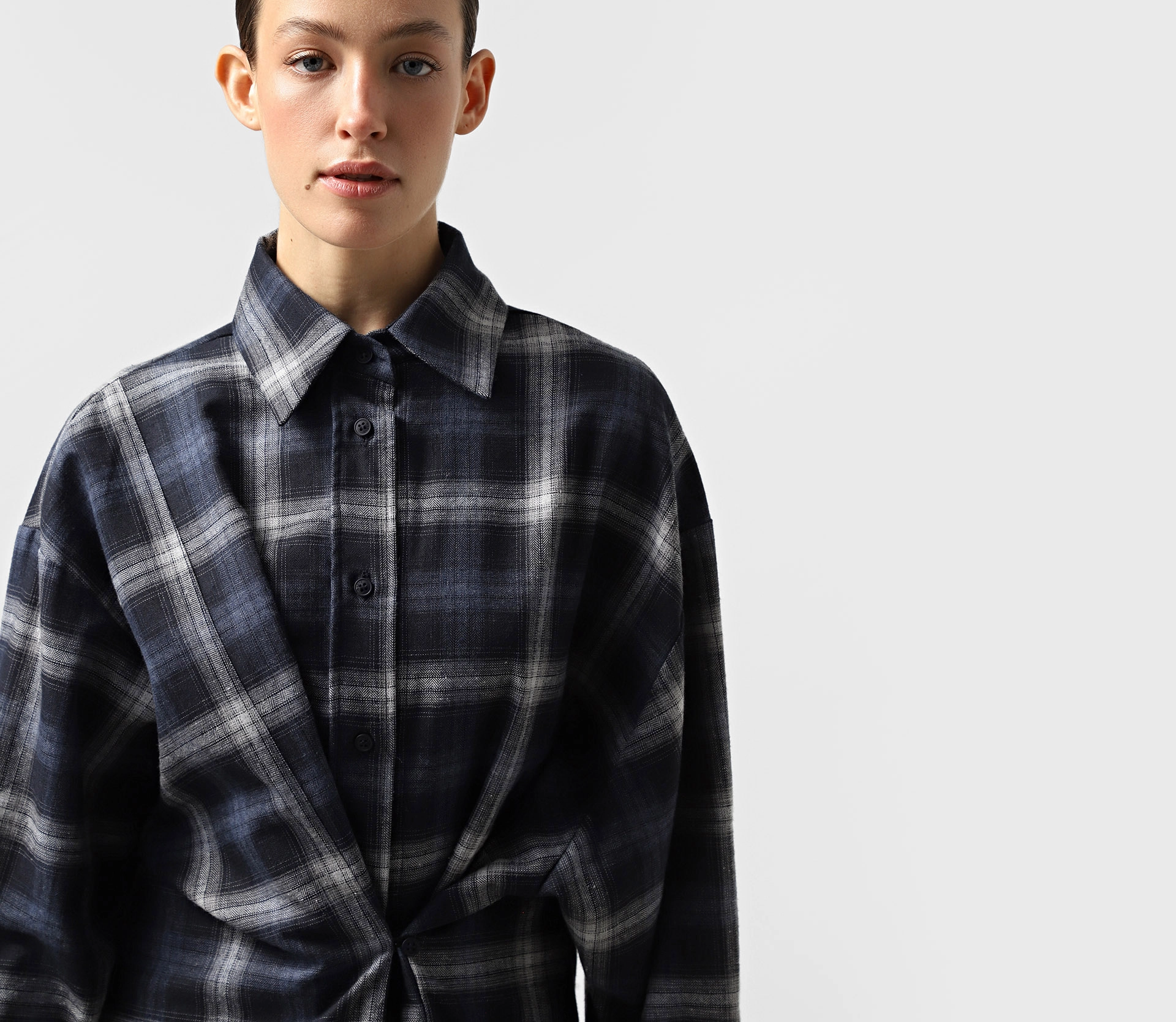 Сорочка в клітинку з асиметричною застібкою синій фото