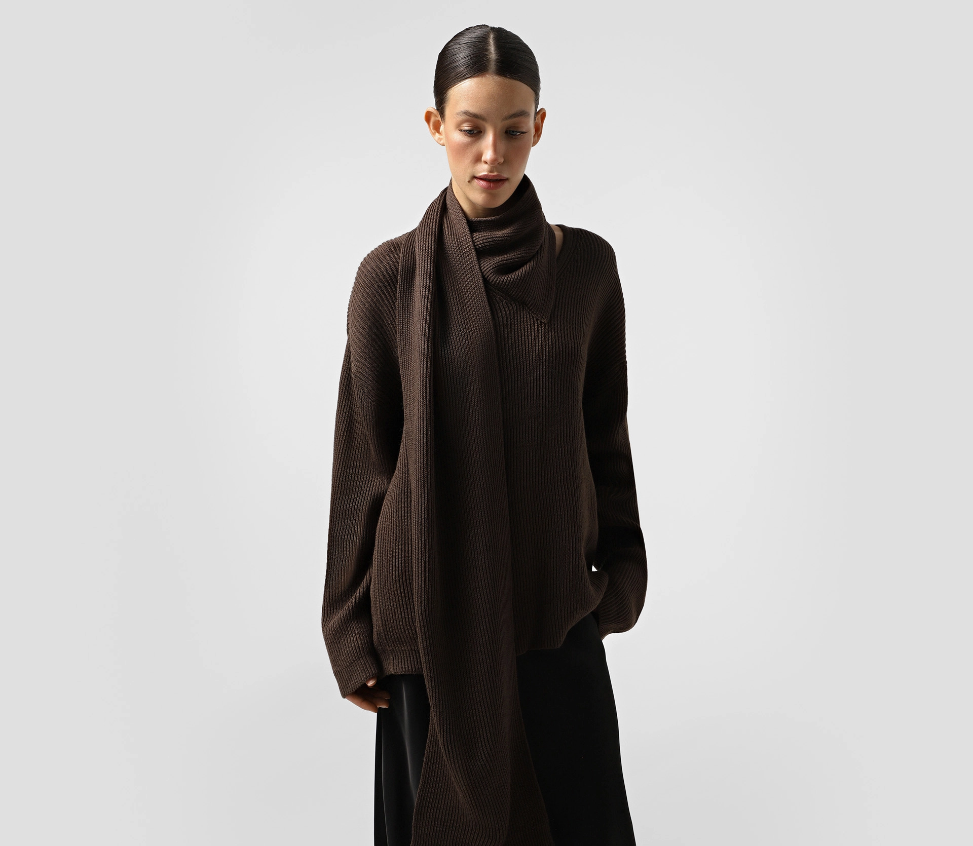 Светр в'язаний з шарфом коричневий недорого