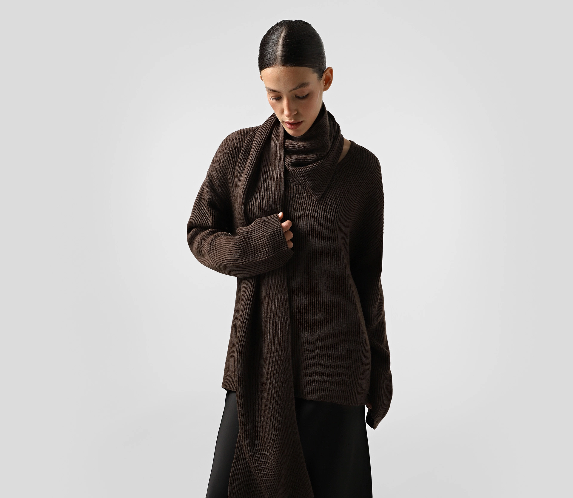 Светр в'язаний з шарфом коричневий cher17