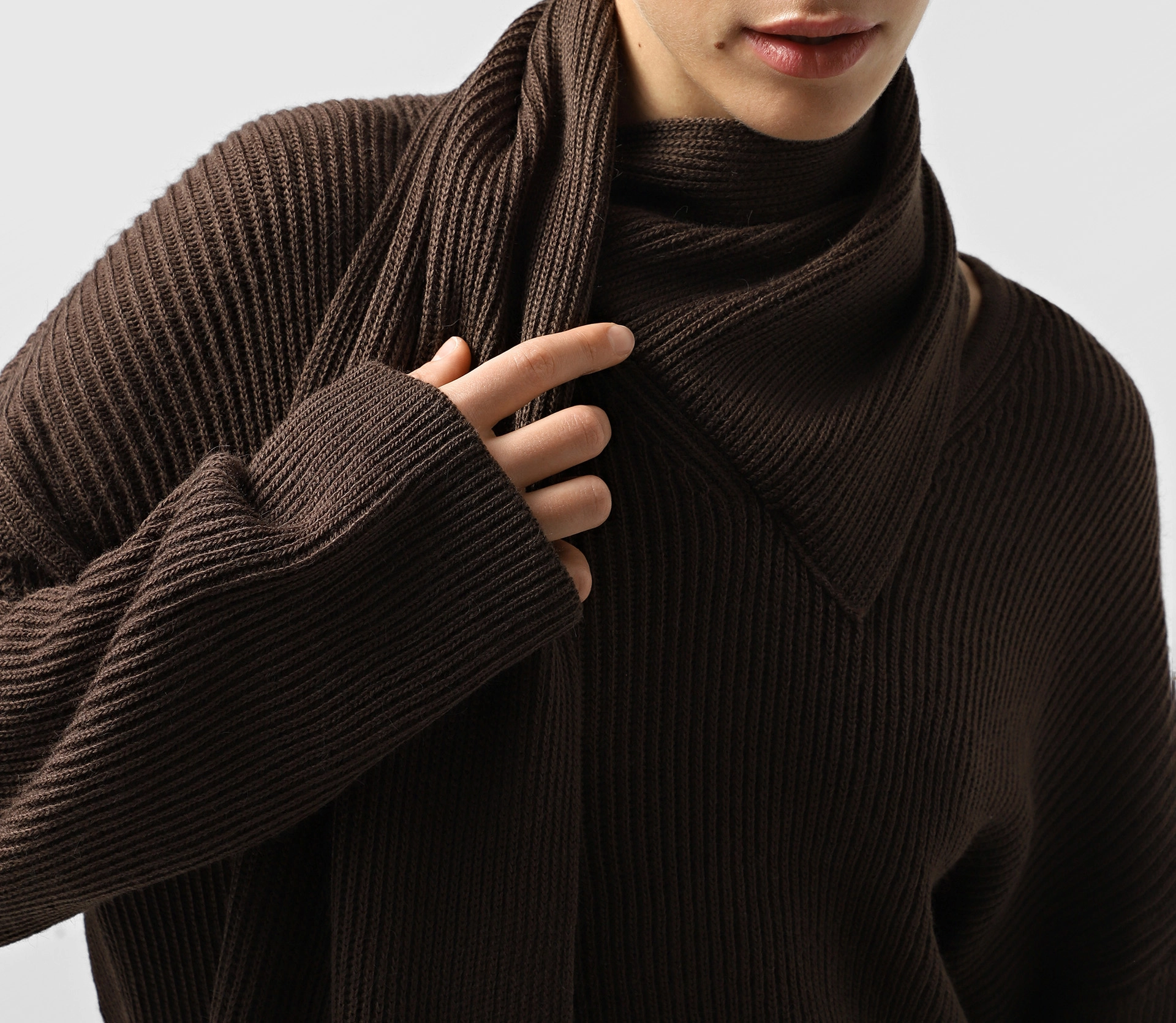 Светр в'язаний з шарфом коричневий фото