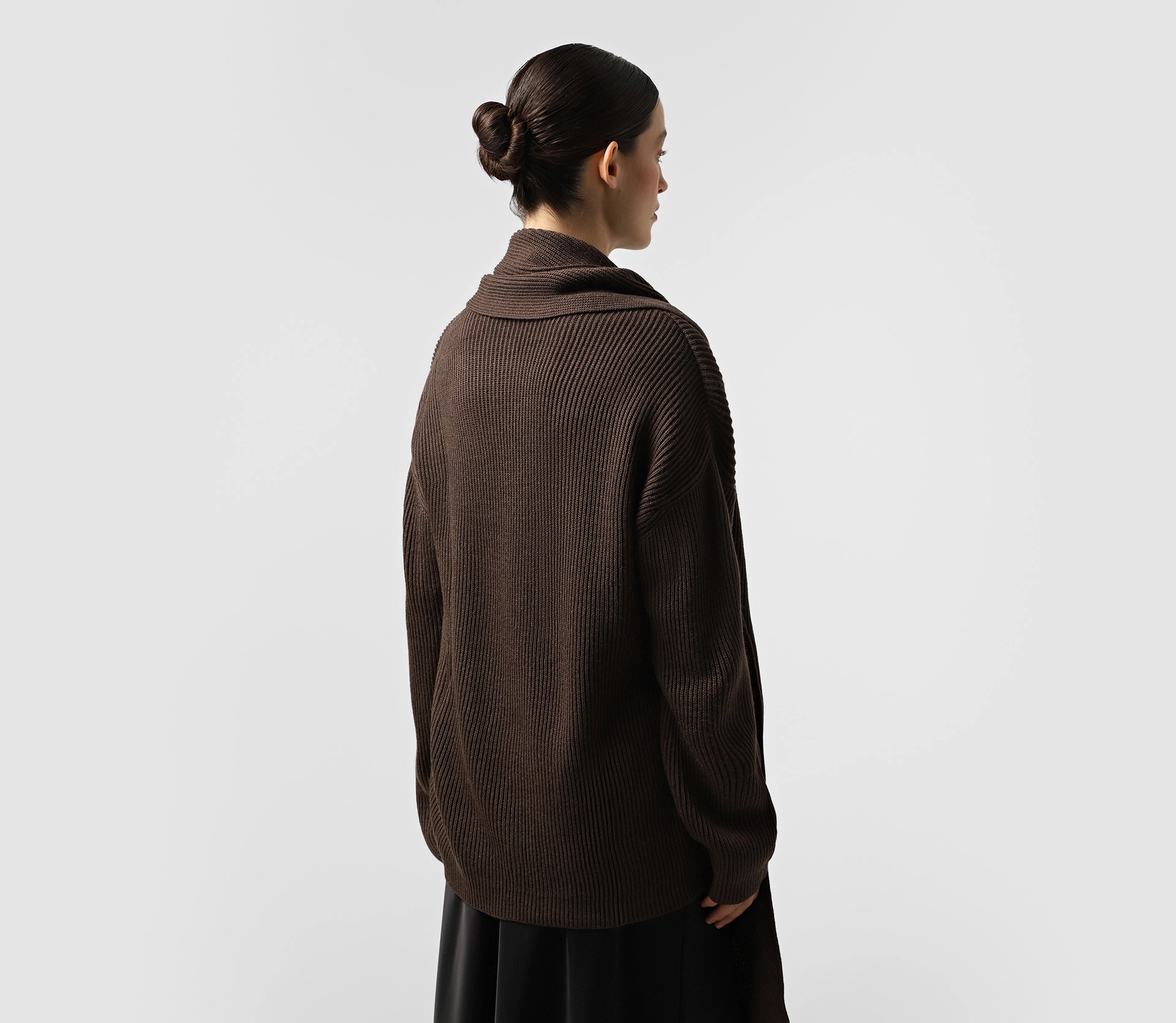 Светр в'язаний з шарфом коричневий в Україні