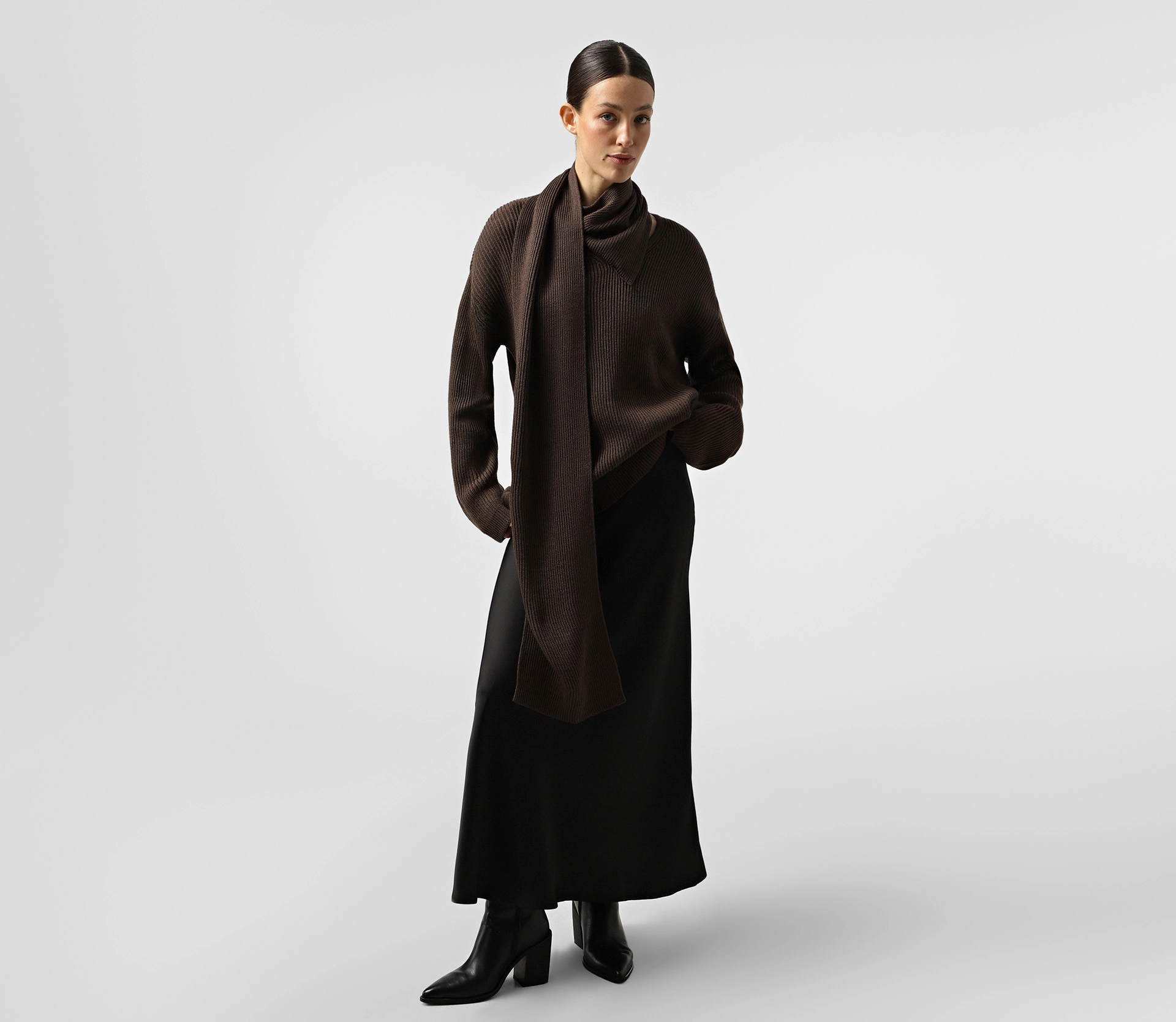 Светр в'язаний з шарфом коричневий в інтернет-магазині