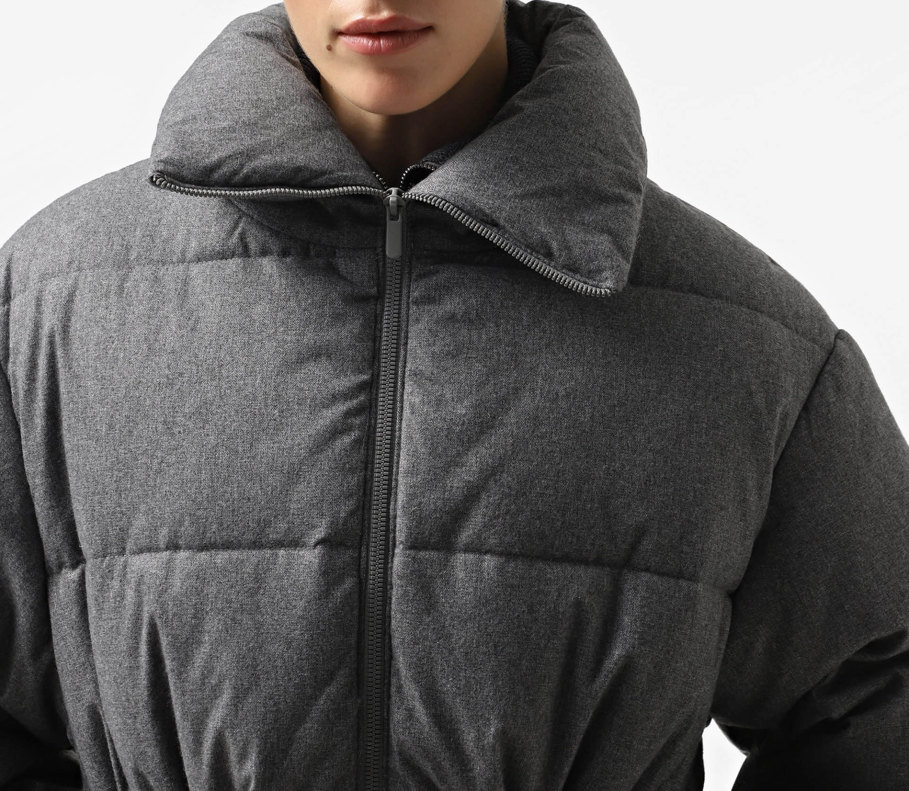 Пуховик середньої довжини з кулісою сірий акції