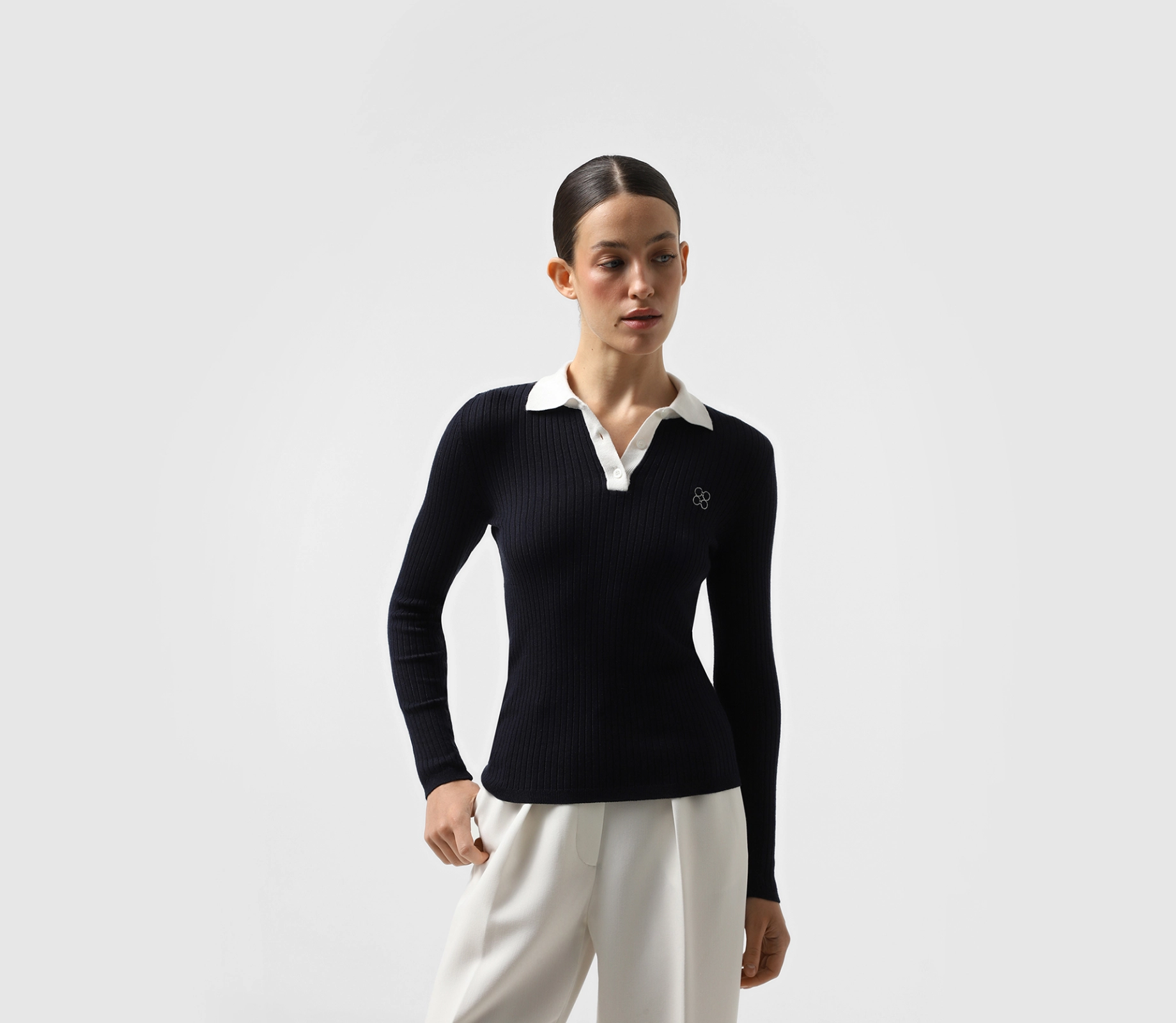 Лонгслів вʼязаний з контрастним коміром і лого темно-синій знижки