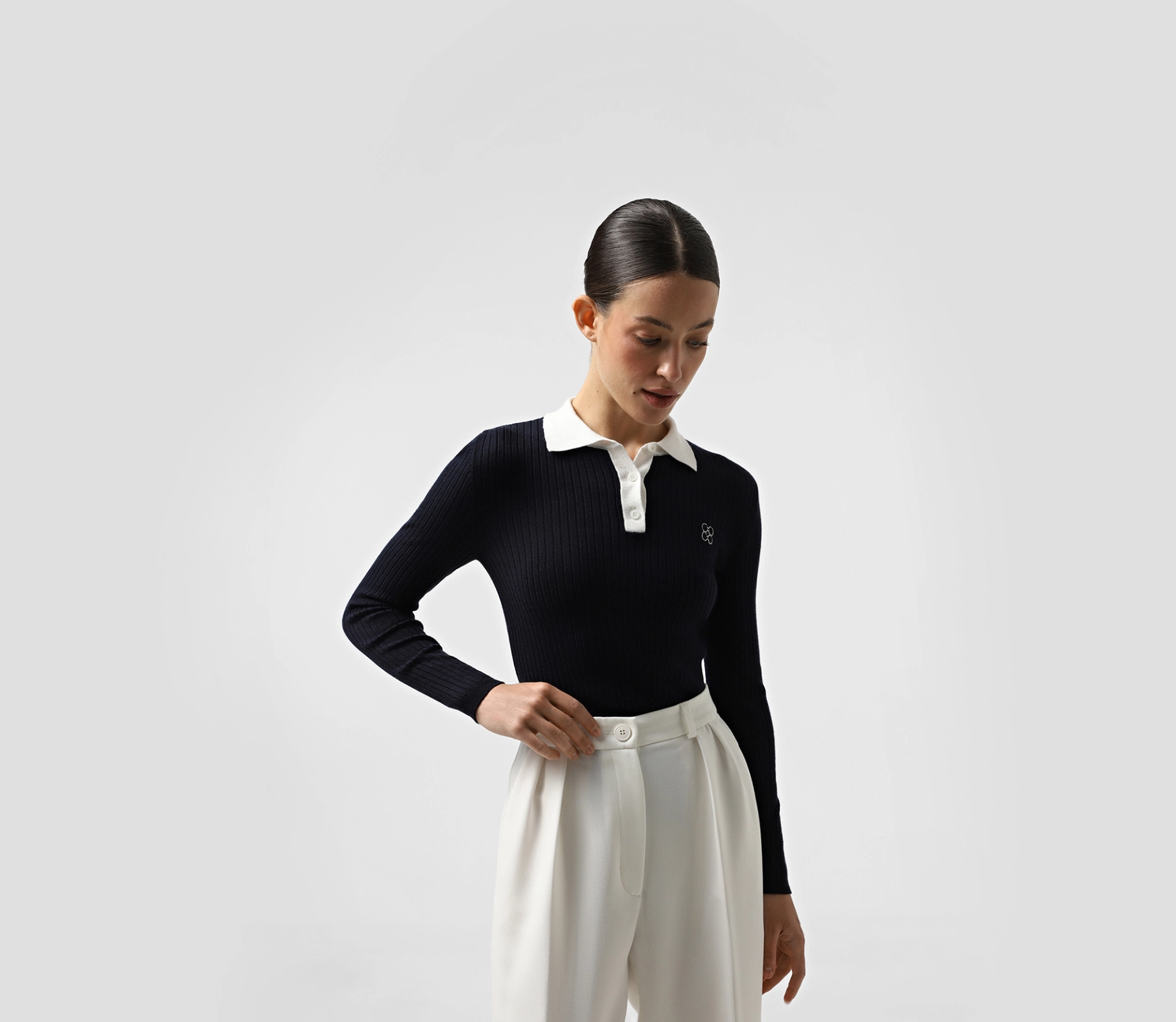 Лонгслів вʼязаний з контрастним коміром і лого темно-синій недорого