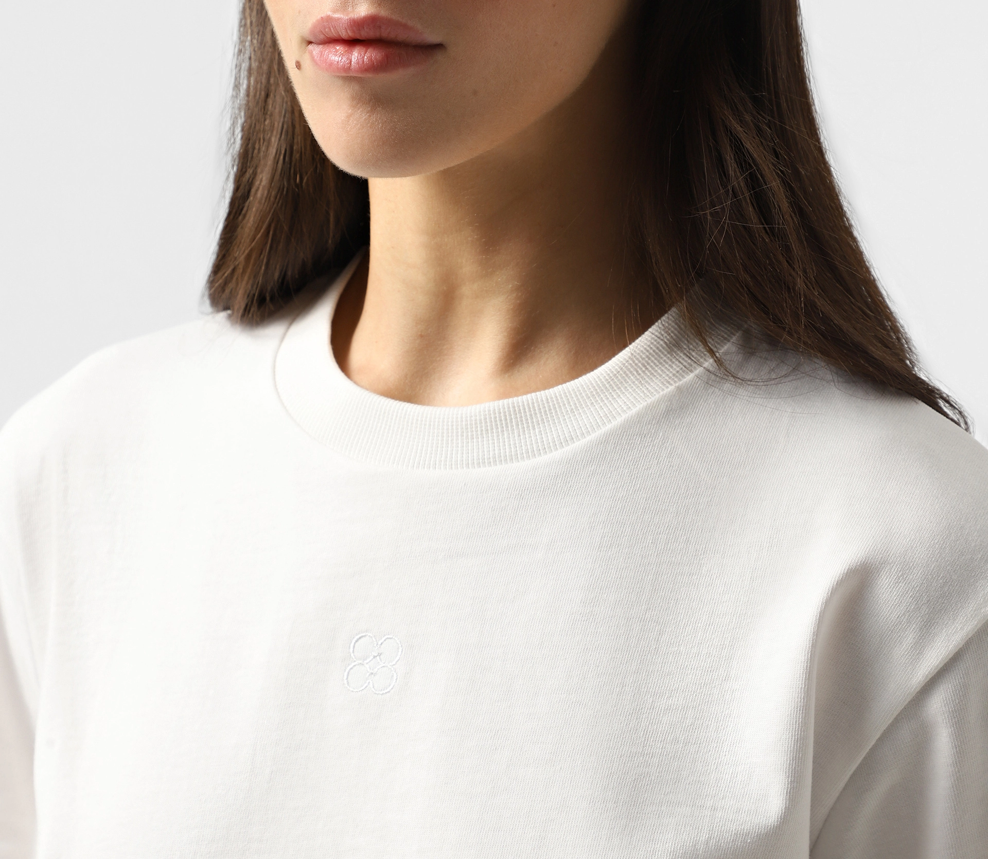 Футболка базова з вишитим лого молочний купити