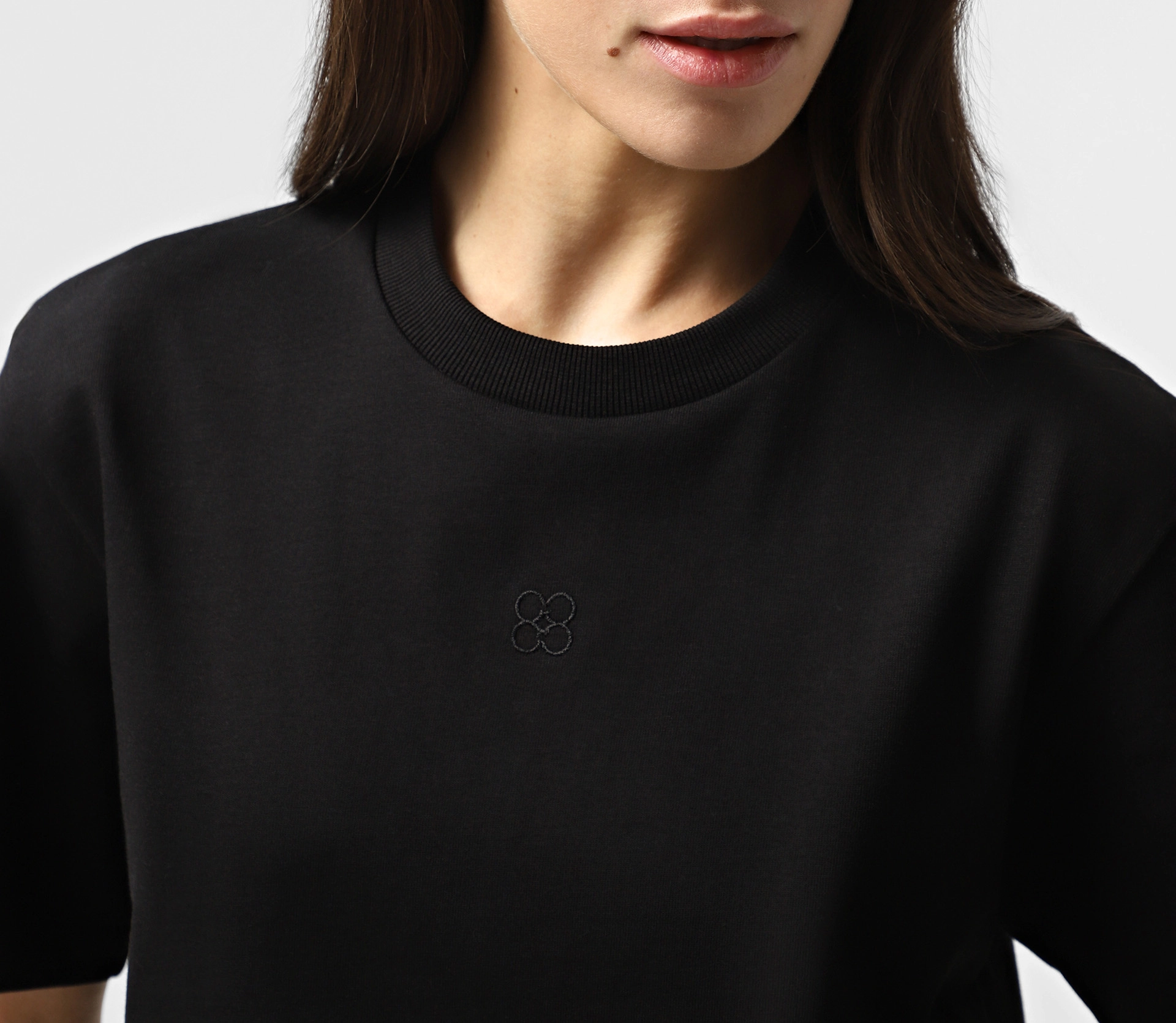 Футболка базова з вишитим лого чорний знижки