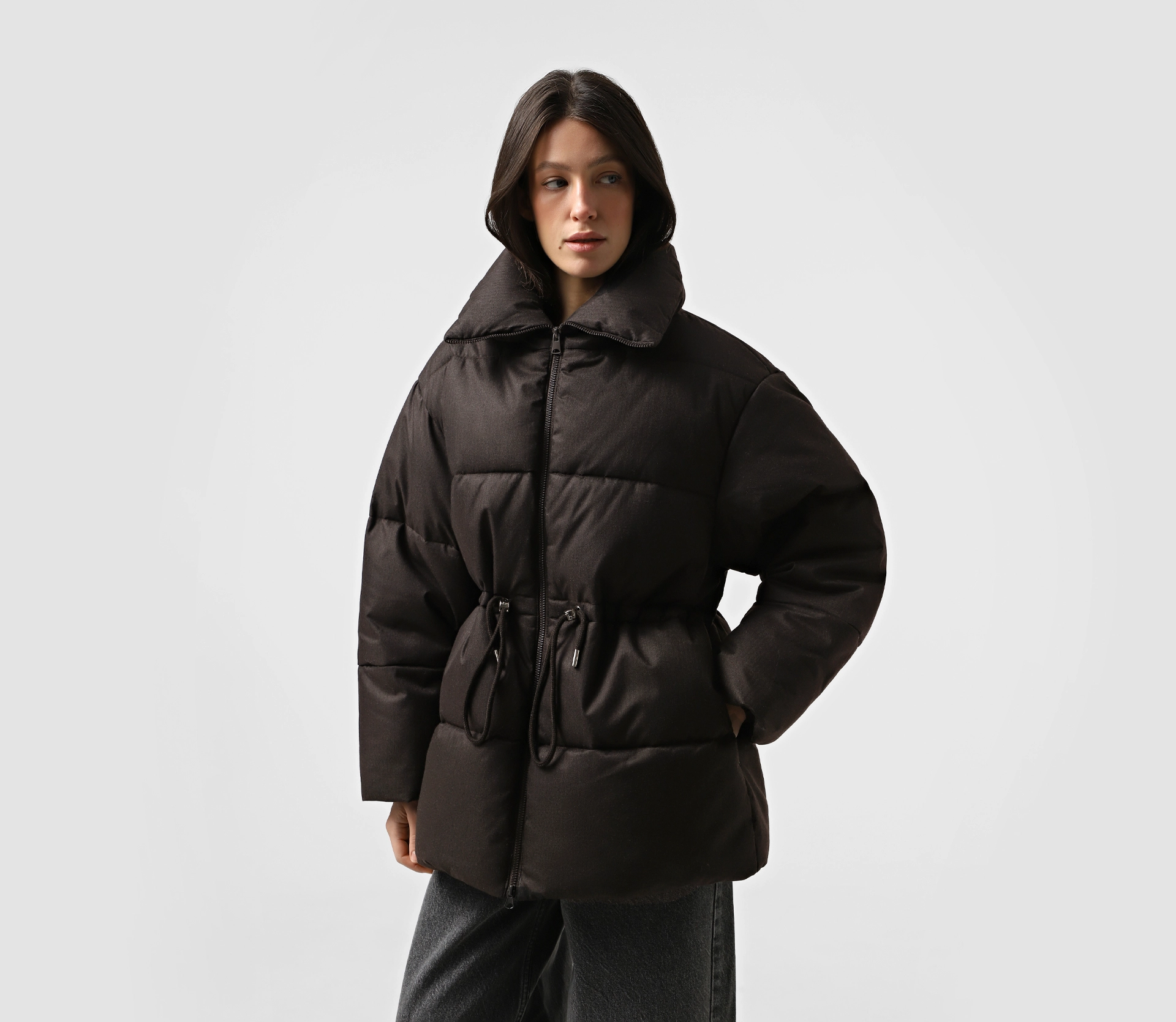 Пуховик середньої довжини з кулісою коричневий акції