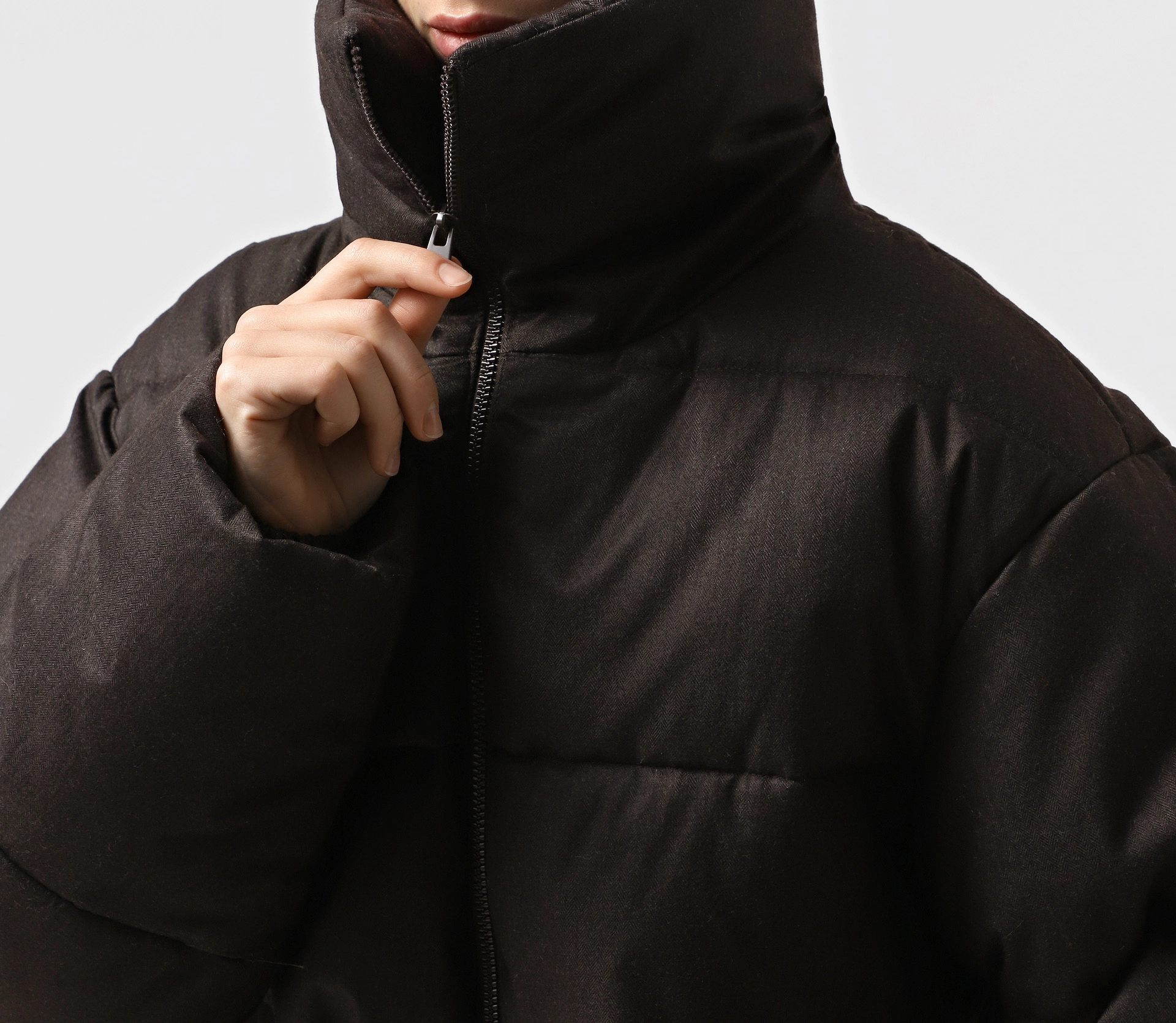 Пуховик середньої довжини з кулісою коричневий фото