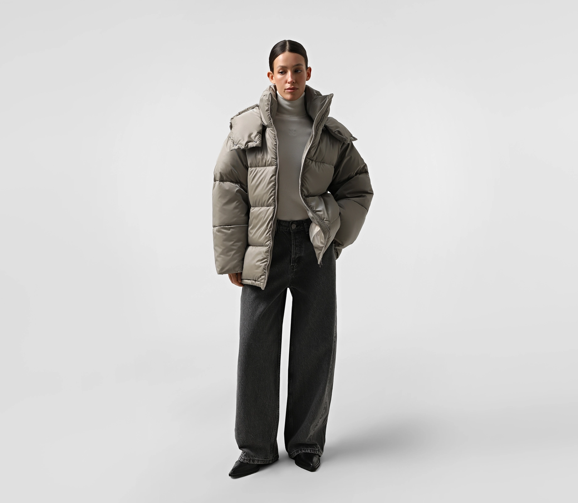 Пуховик обʼємний з капюшоном бежевий фото