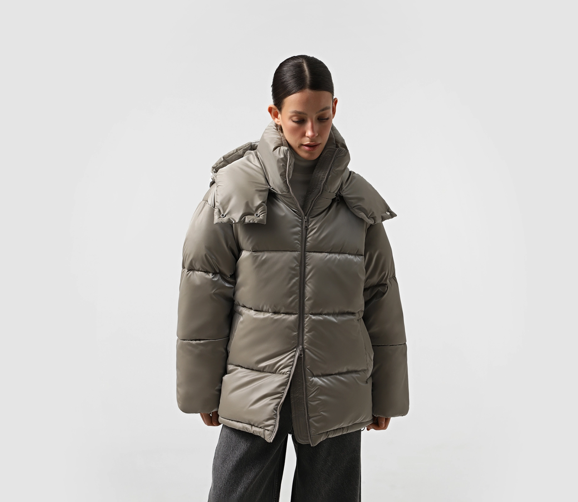 Пуховик обʼємний з капюшоном бежевий фото