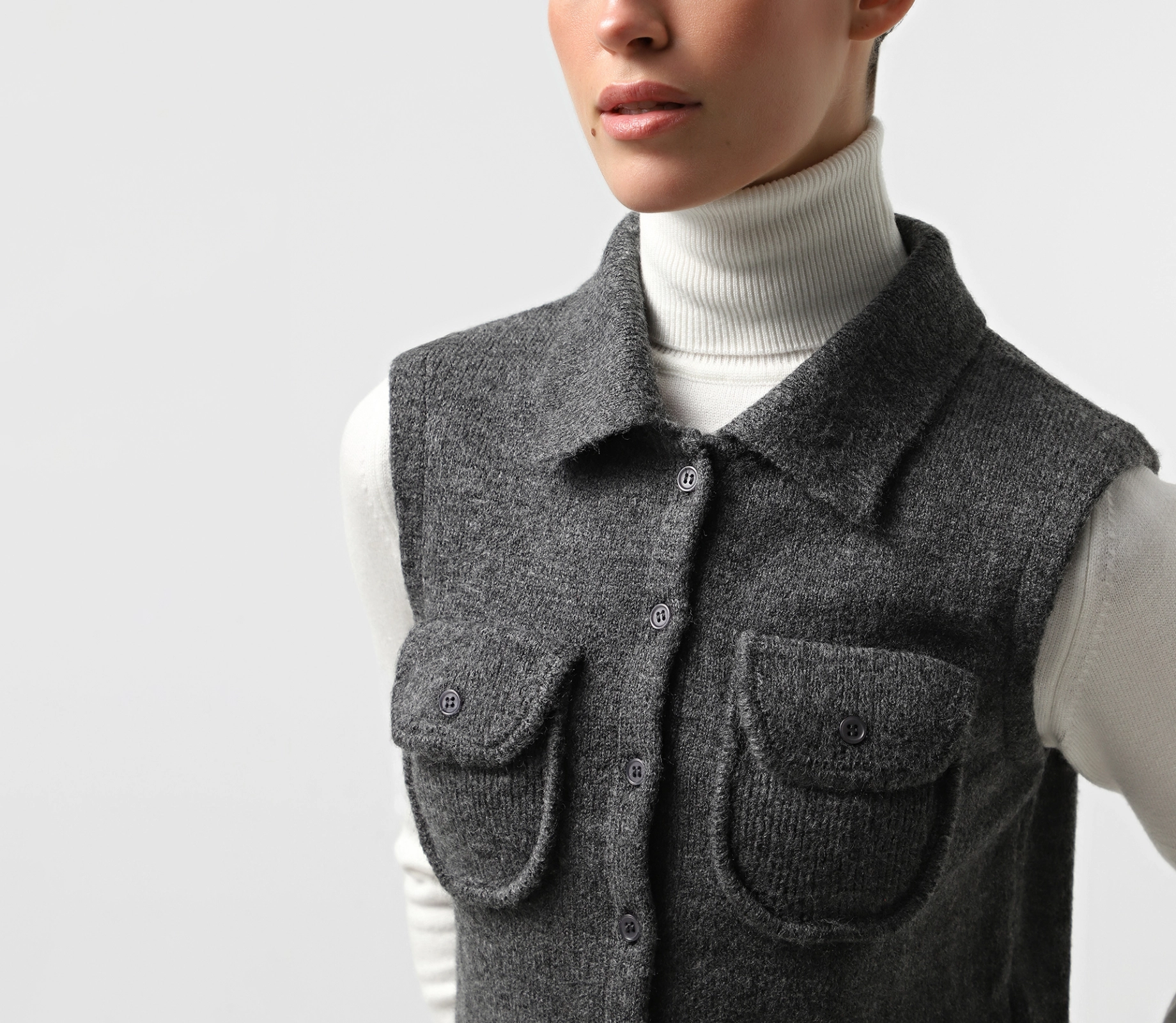 Жилет вʼязаний з кишенями сірий замовити