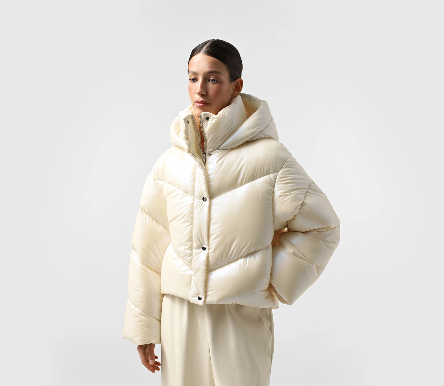 Пуховик вкорочений молочний недорого