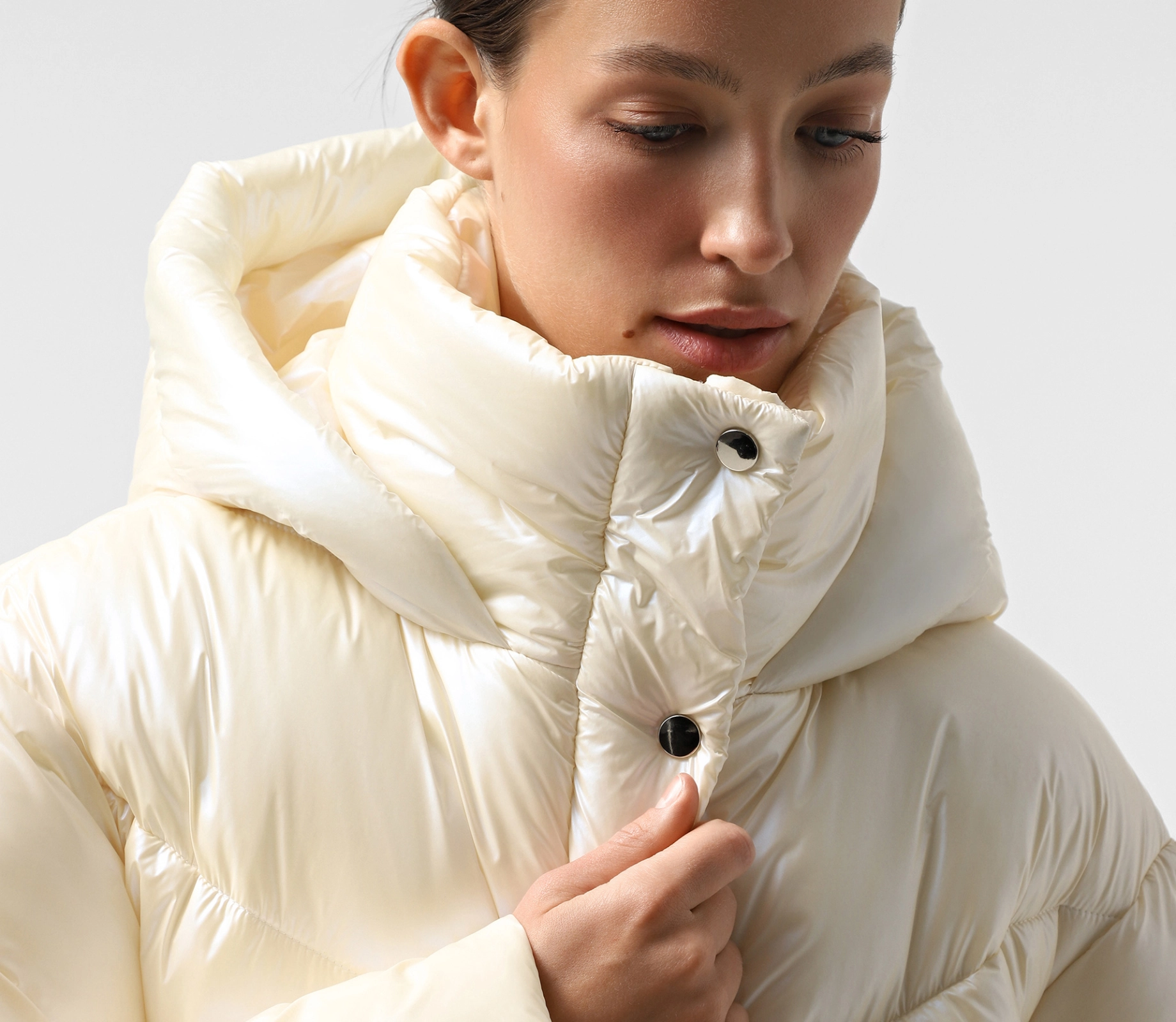 Пуховик вкорочений молочний знижки