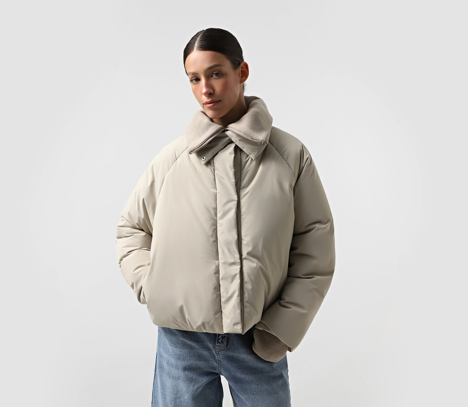 Пуховик вкорочений з довʼязом оливковий в інтернет-магазині