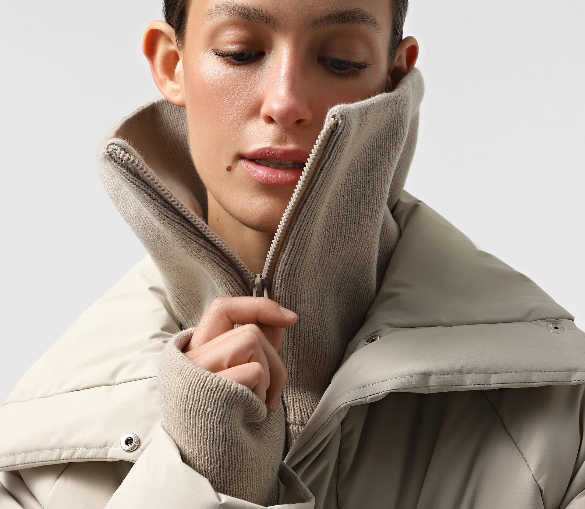 Пуховик вкорочений з довʼязом оливковий в Україні