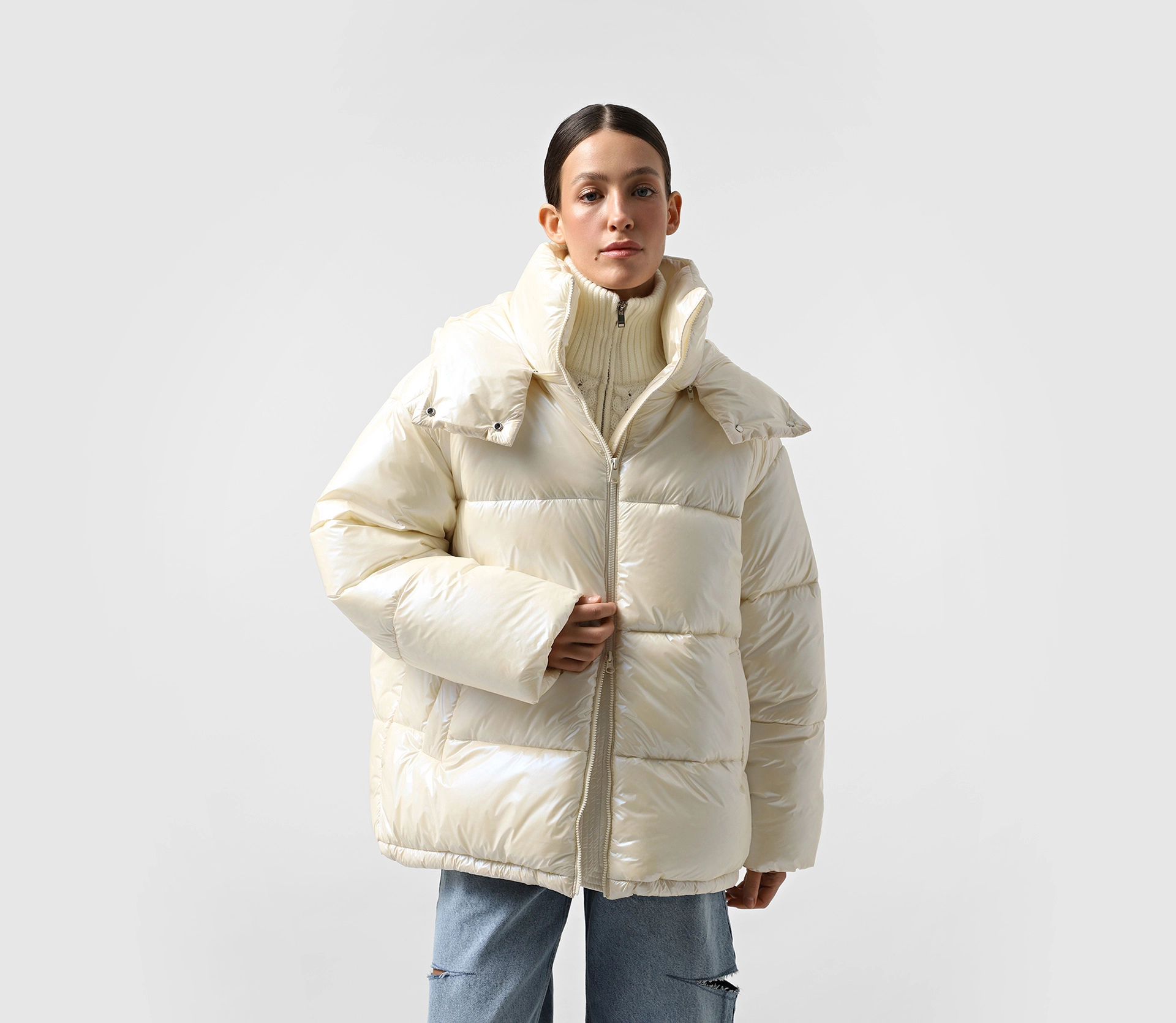 Пуховик обʼємний з капюшоном молочний недорого