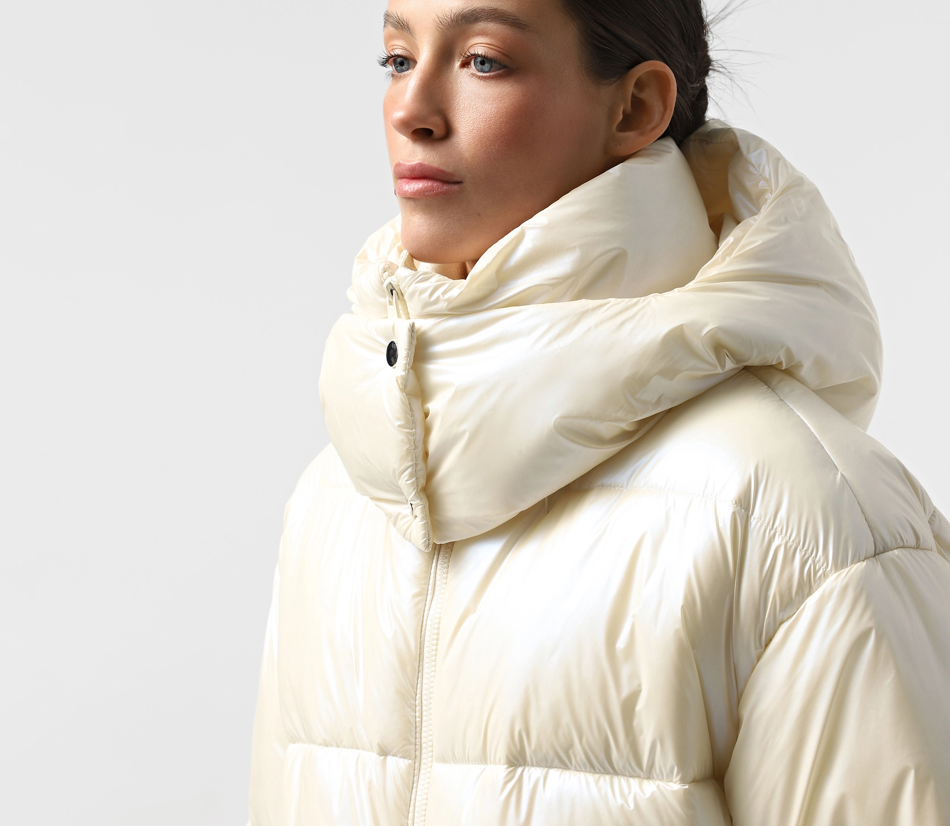 Пуховик обʼємний з капюшоном молочний в Україні