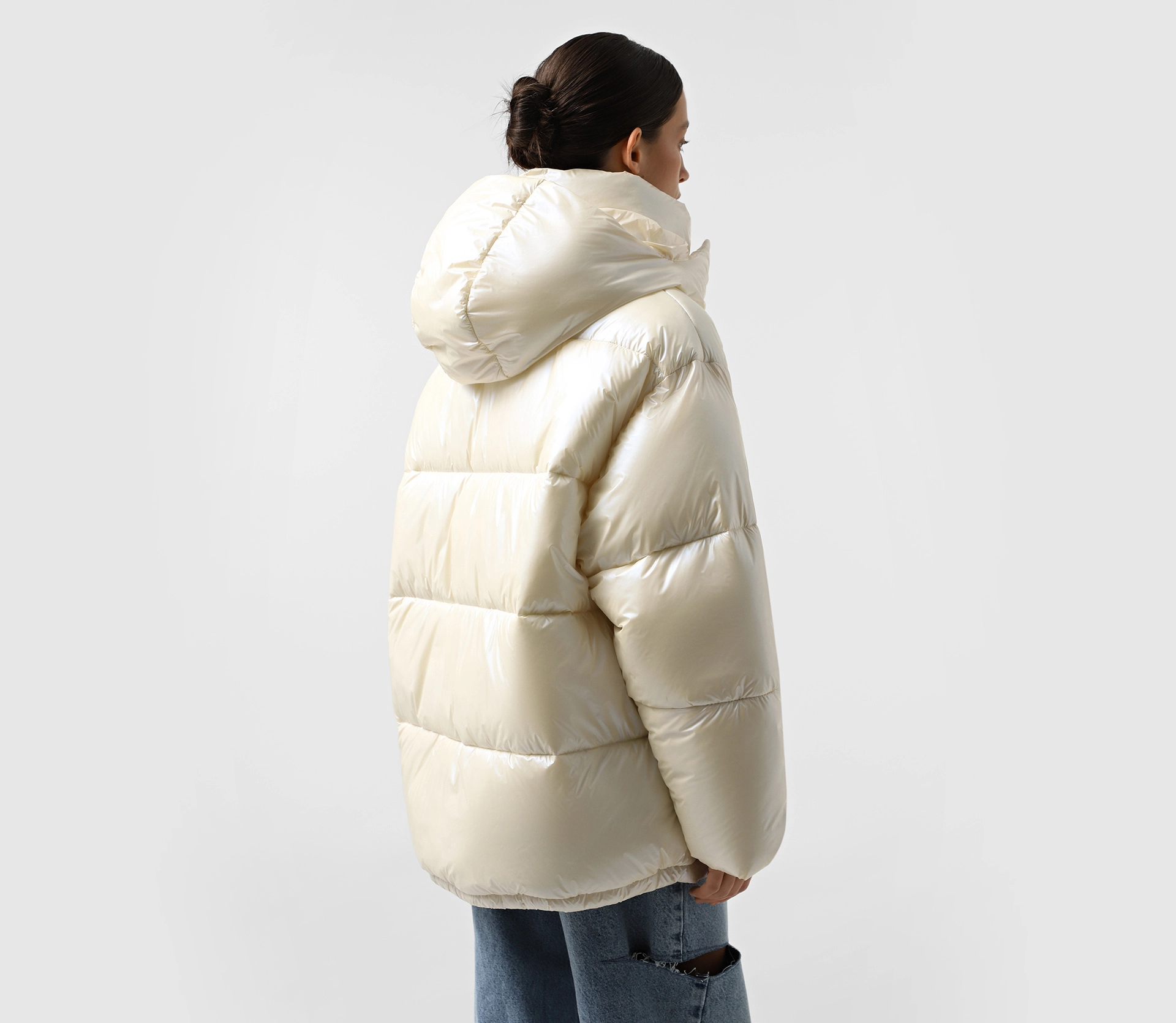 Пуховик обʼємний з капюшоном молочний недорого