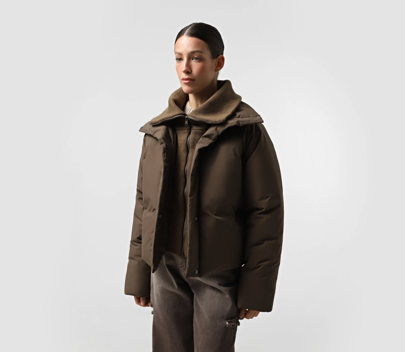 Пуховик вкорочений з довʼязом коричневий в інтернет-магазині