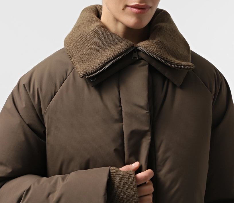 Пуховик вкорочений з довʼязом коричневий недорого