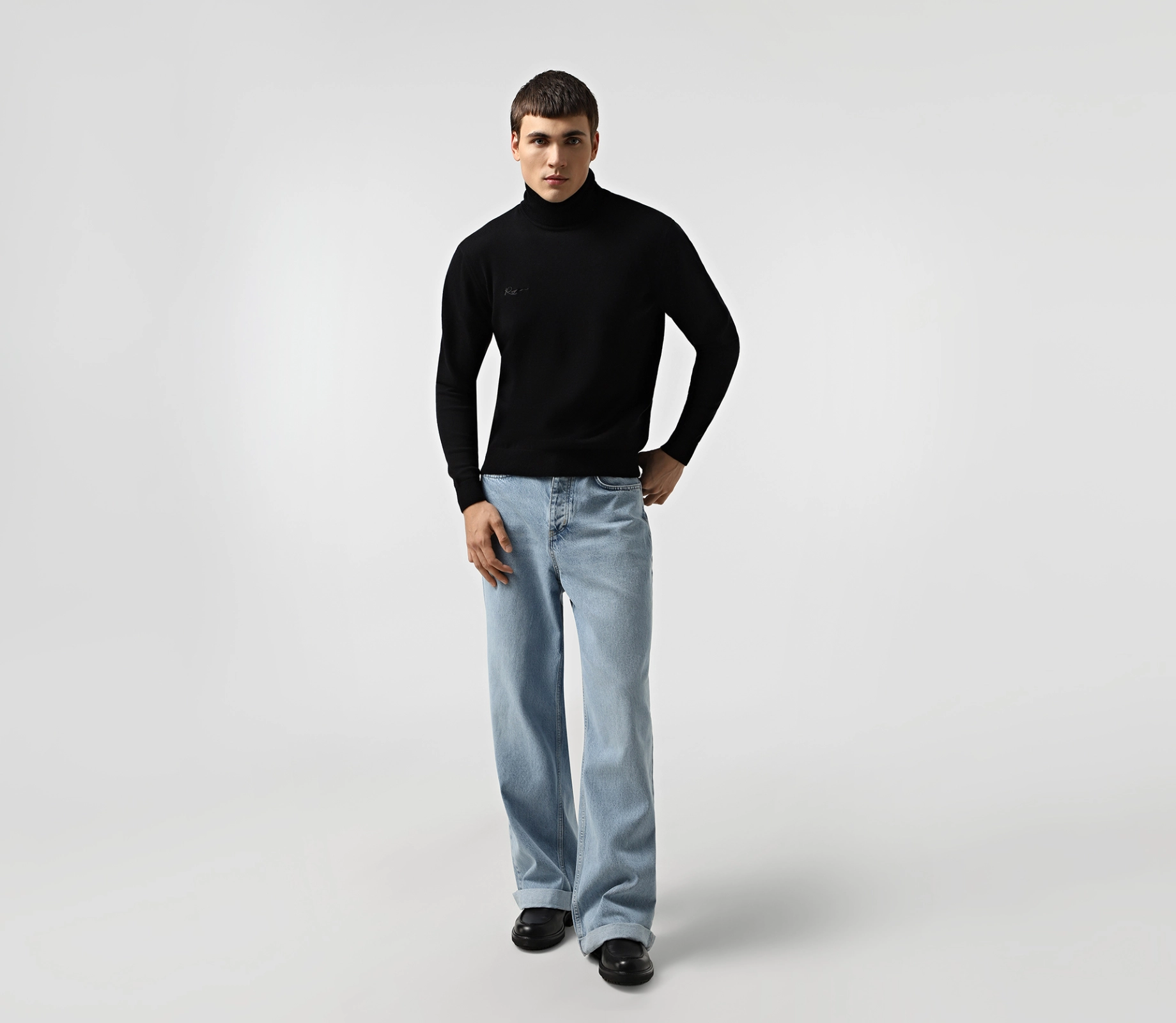 Гольф в'язаний чоловічий з вишивкою чорний знижки