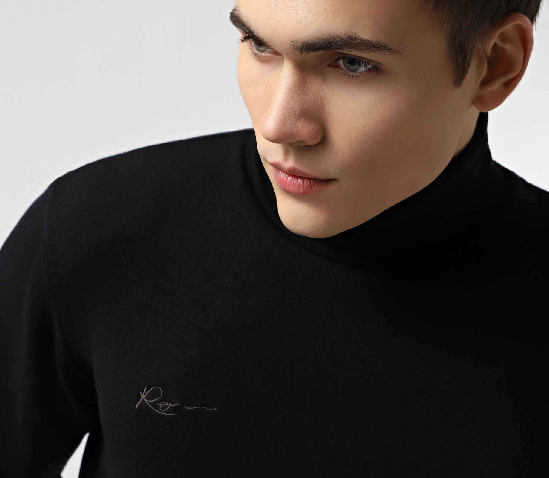 Гольф в'язаний чоловічий з вишивкою чорний фото