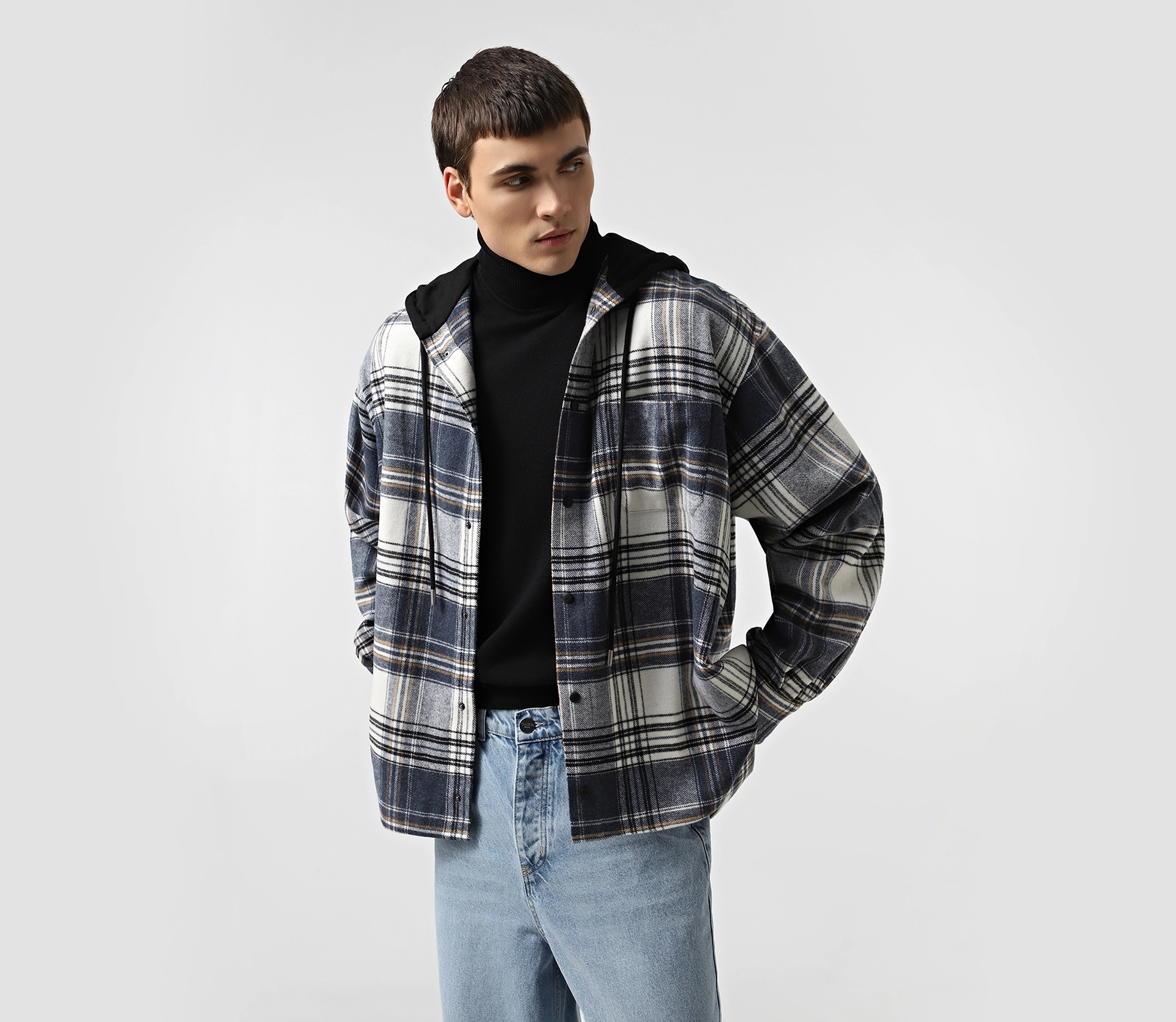 Сорочка чоловіча  в клітинку з капюшоном та принтом синьо-молочний - фото №4 Сорочка чоловіча  в клітинку з капюшоном та принтом синьо-молочний в Україні